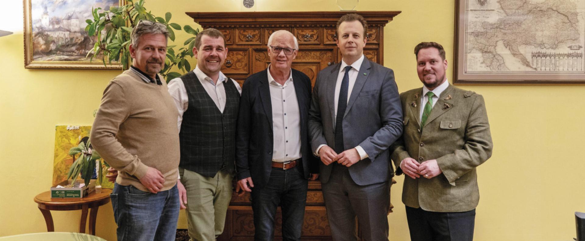 Konstruktives Treffen in Bad Aussee führte zu einem Kompromiss: Bgm. Thomas Schönauer, Bgm. Herbert Hansmann, Herbert Angerer (Forum Pro LKH Bad Aussee), LR Karlheinz Kornhäusl und KO Marco Triller (von links). Foto: Jakob Grill - Das Bild wird blockiert. – Möglicherweise durch einen aktiven Adblocker.