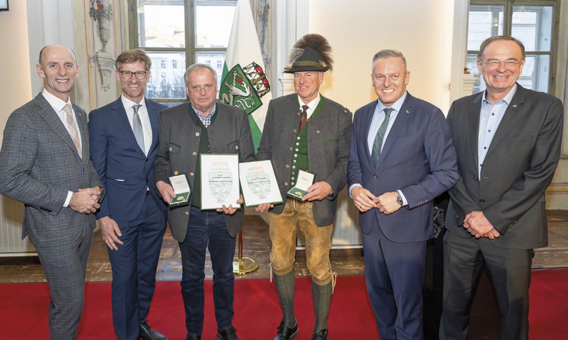 V.l.n.r: Wirtschaftslandesrat Willibald Ehrenhöfer, Planai-GF Peter Weichbold, die Geehrten Erwin Höflehner und Johann Perner, Landeshauptmann Mario Kunasek, ehem. GF Georg Bliem. Foto: Fischer - Das Bild wird blockiert. – Möglicherweise durch einen aktiven Adblocker.