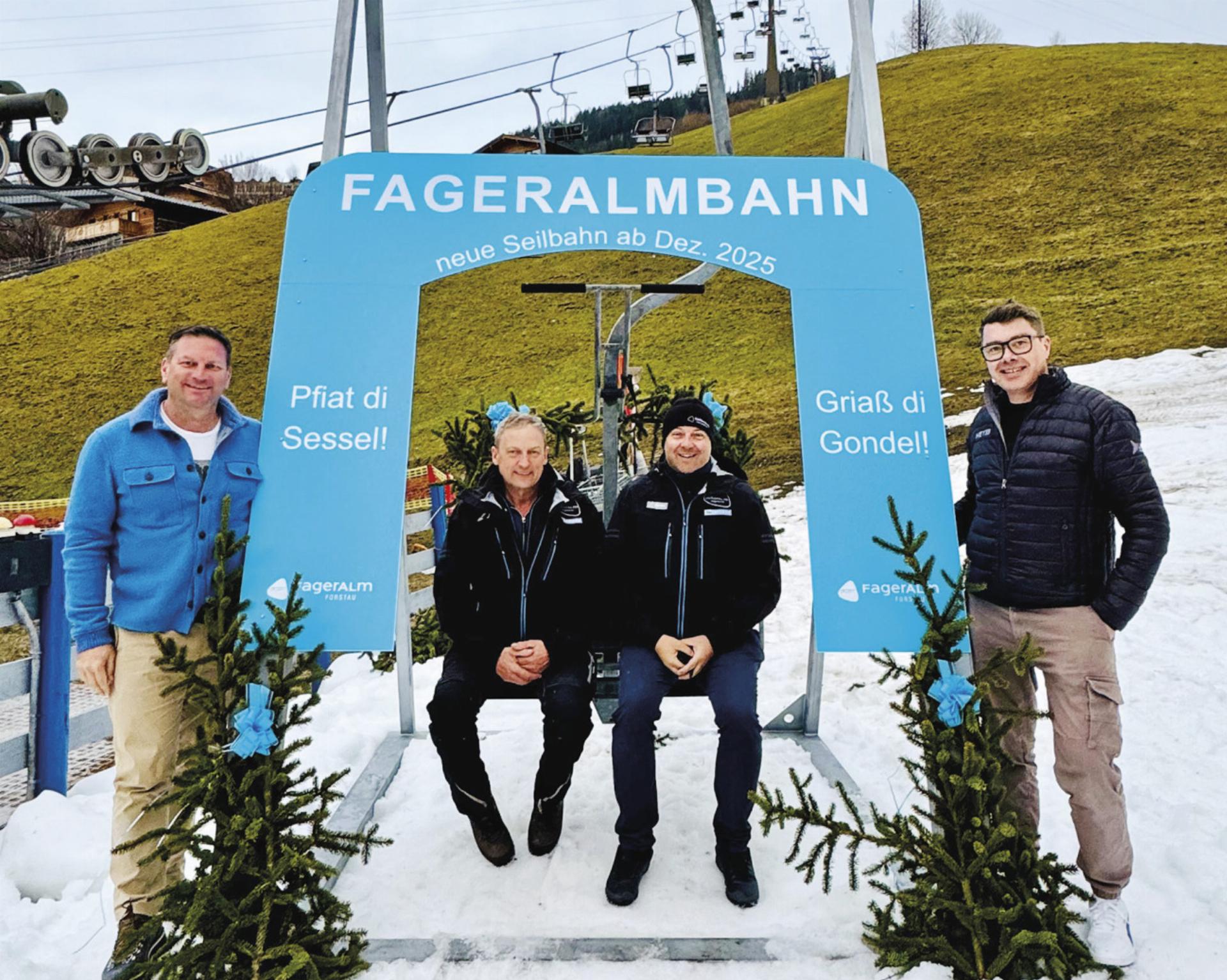 Fageralm-Geschäftsführer Daniel Berchthaller (2.v.re.) nimmt noch einmal auf der ausgedienten Sesselbahn Platz. Foto: Reiteralm Bergbahnen