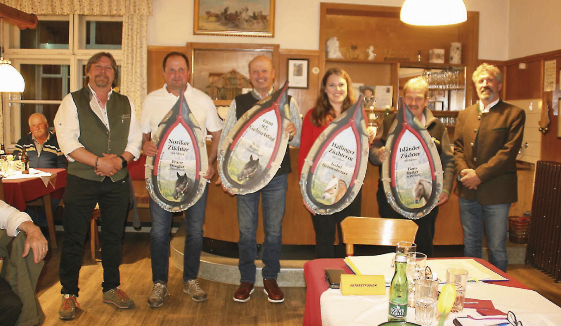 Von links: Obmann Harald Stocker, Franz Stiegler, Bernhard Fuchs (für Willi Royer), Isabel Heissenberger, Hans Reiter, Vizebgm. Hans Pitzer. 
Foto: o.K. - Das Bild wird blockiert. – Möglicherweise durch einen aktiven Adblocker.