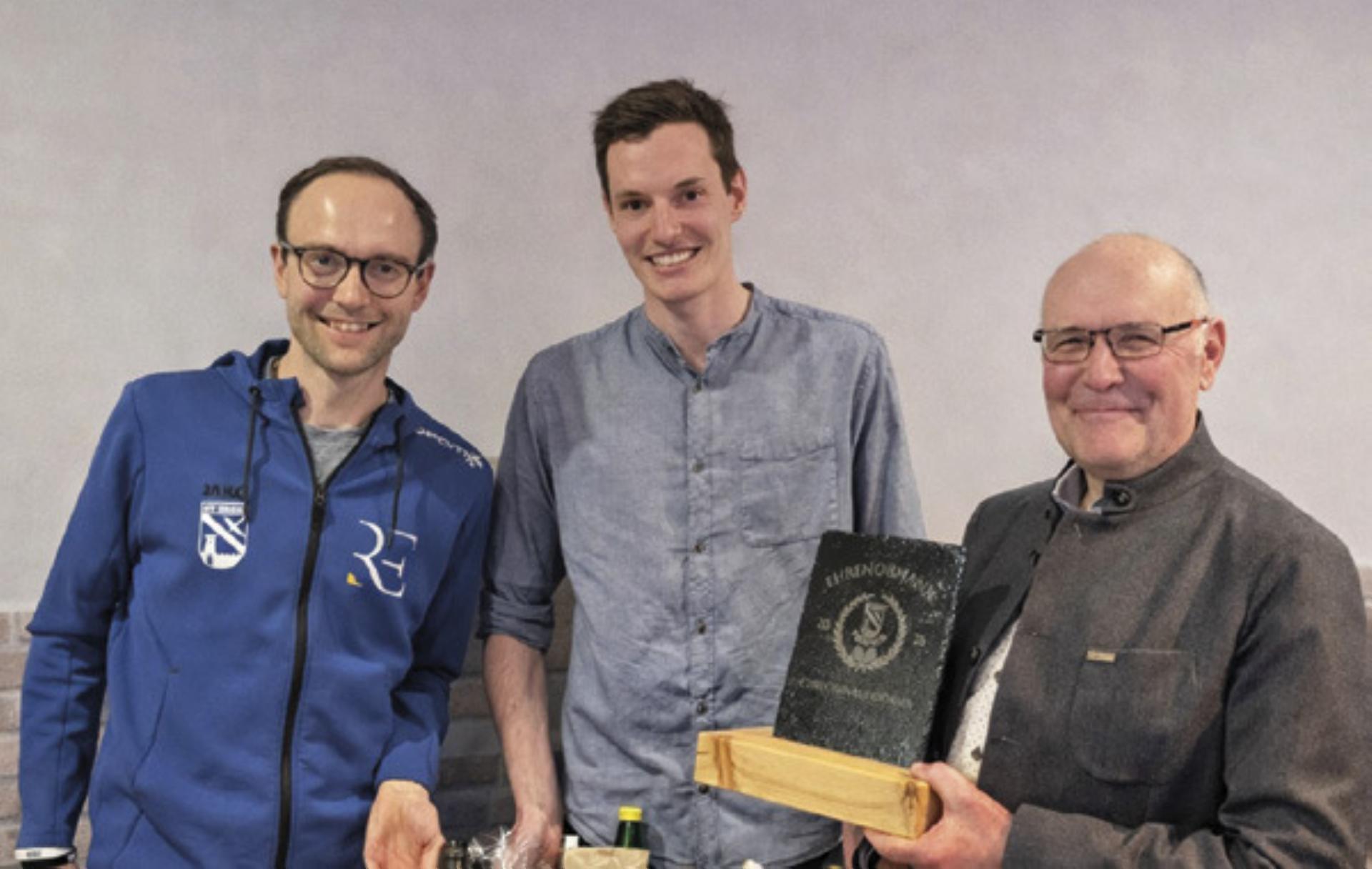 Von links: Alex Jagersberger (Sektionsleiter-Stellvertreter und Sportlicher Leiter), Gregor Köberl (Sektionsleiter), Christian Ruhdorfer sen. (Ehrenobmann der Sektion Tennis).

Forto: o.K. - Das Bild wird blockiert. – Möglicherweise durch einen aktiven Adblocker.