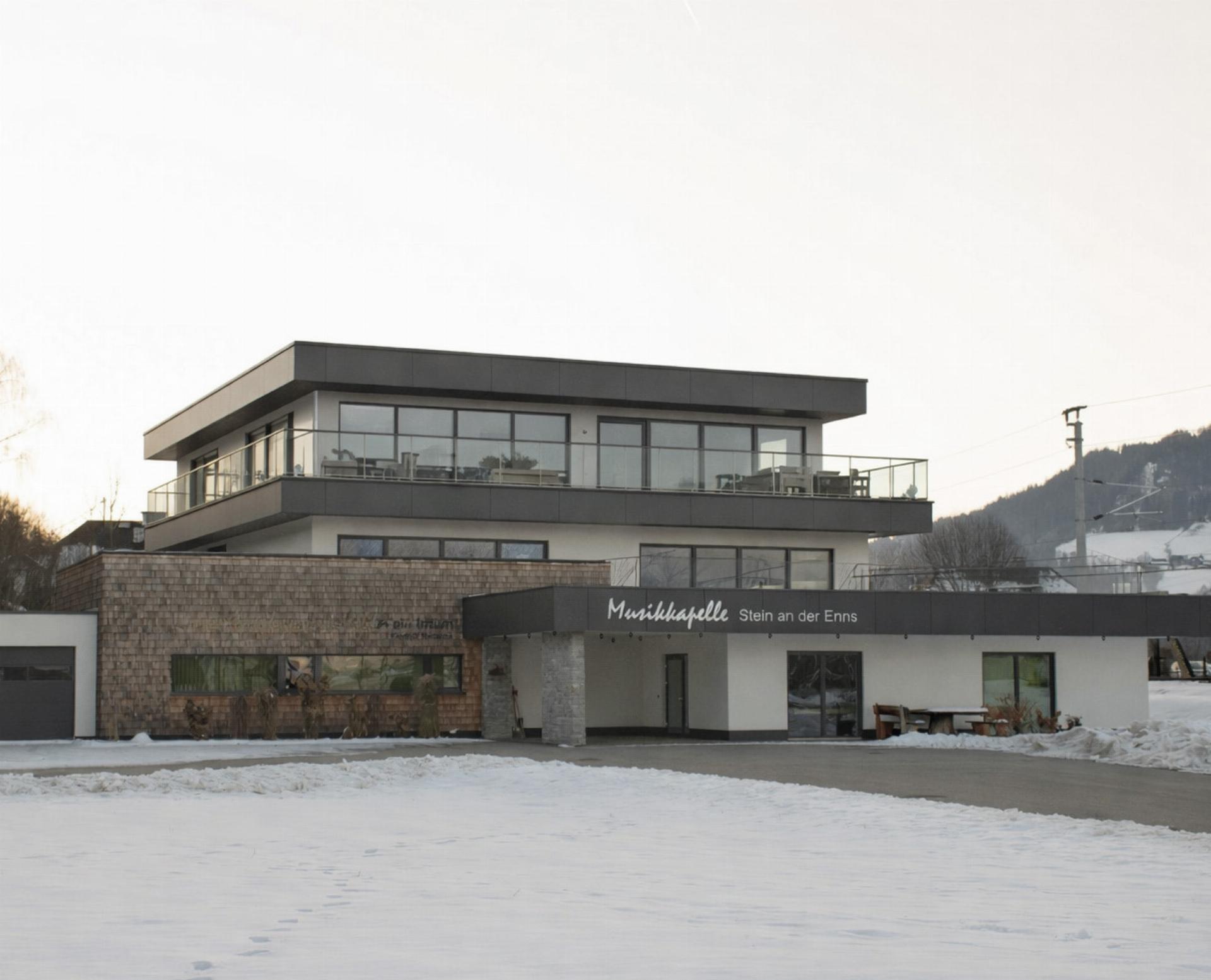 Schaffung von Wohnraum ohne Bodenversiegelung. Eine Aufstockung war dank Flachdach mit überschaubaren Mitteln möglich. - Das Bild wird blockiert. – Möglicherweise durch einen aktiven Adblocker.