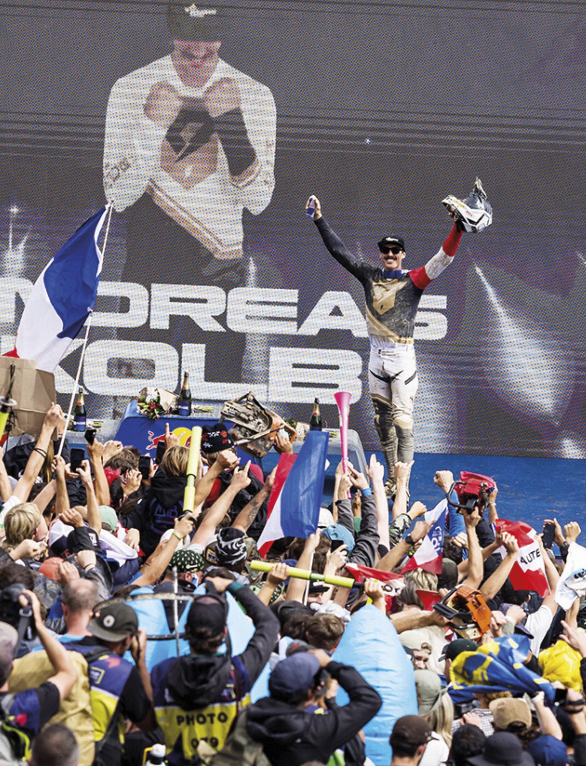 Vor über 40.000 französischen Fans jubelt Downhiller Andreas Kolb über Platz 3.

Foto: Rick Schubert/YT MOB