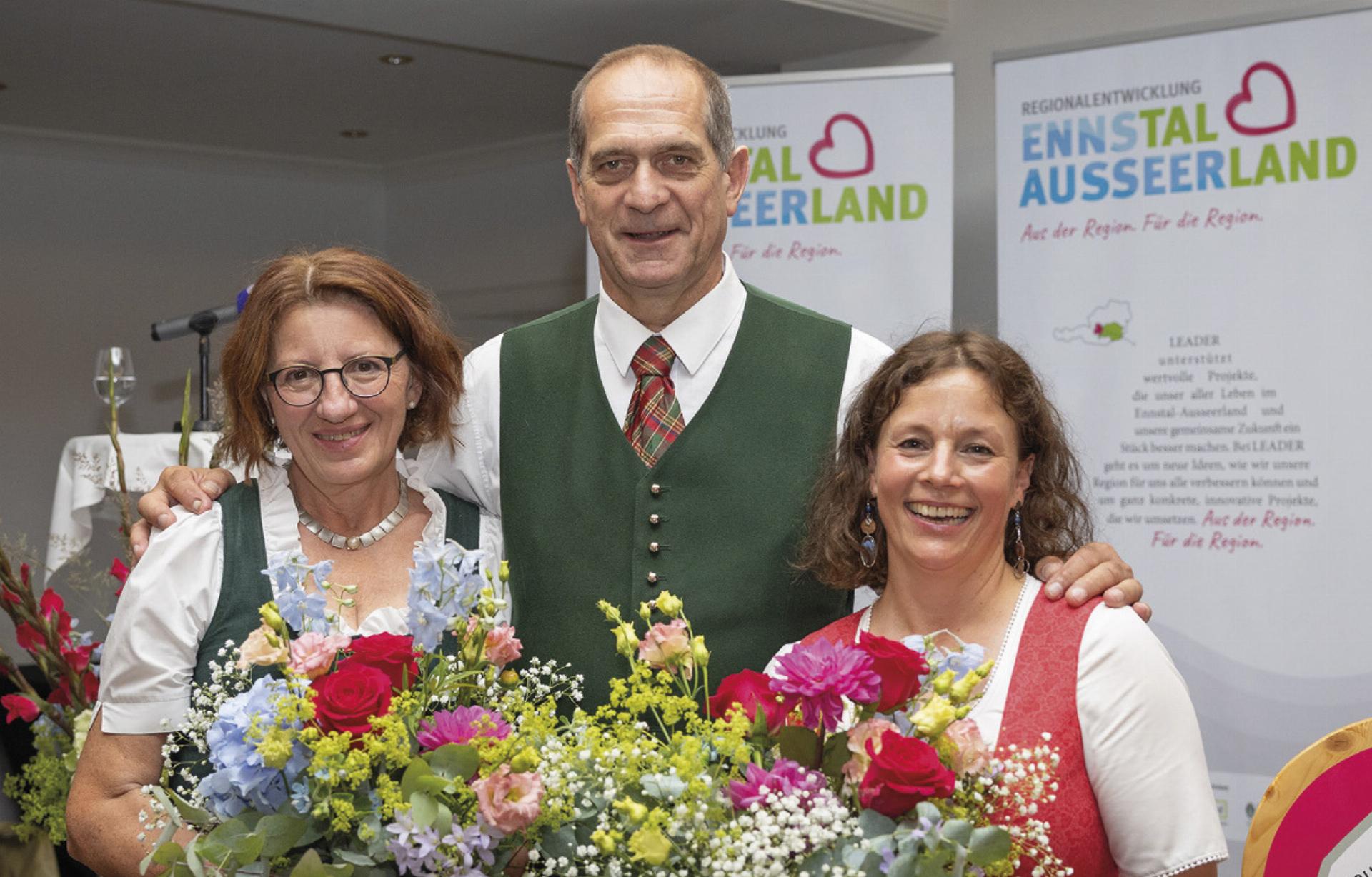 Obmann Herbert Gugganig bedankte sich bei den Geschäftsführerinnen Brigitte Schierhuber (li.) und Barbara Schiefer.

Foto: Harald Steiner