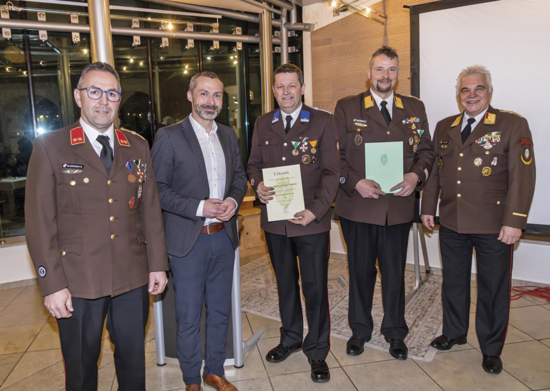 Überreichung der Steirischen Katastrophenhilfe-Medaille in Silber bei der FF Hall: OBI Rudolf Kleewein, Bgm. Christian Haider, LM d.V. Ing. Byörn Tschinkl, ABI Roland Rohrer und E-ABI Peter Mayer. - Das Bild wird blockiert. – Möglicherweise durch einen aktiven Adblocker.
