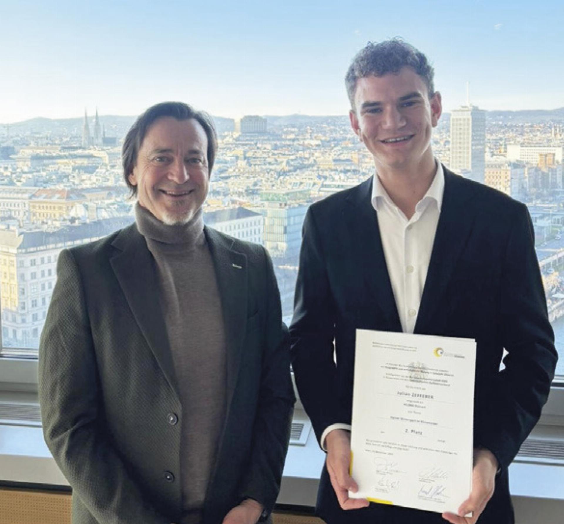 Betreuungslehrer Georg Frauscher-Emler und Julian Zefferer (re.) bei der Preisverleihung in Wien.

Foto: o.K.