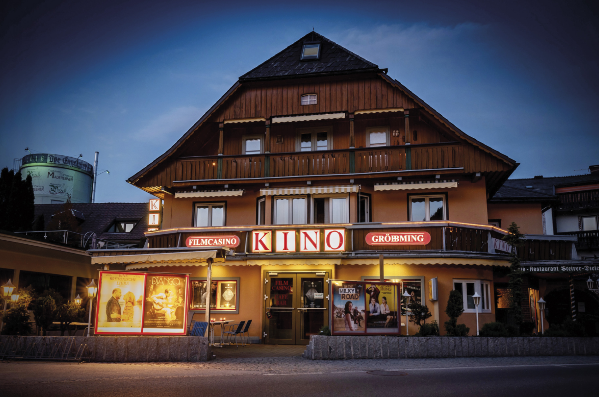 Athlet der Red Bull X-Alps.
Ein Tag in MittelerdeObwohl Dirninger auch der Familienunterhaltung Platz in seinem Programm schenkt, sieht er das Kino Gröbming nicht als Konkurrenz zu anderen Einrichtungen, wie etwa dem Starmovie Liezen. Schließlich spreche man ein komplett anderes Publikum an, wie Dirninger betont. Apropos Familienunterhaltung mit Eventcharakter: Am 10. Jänner zeigt das Kino Gröbming Dirningers Lieblingsfilm, wie dieser verrät: Der Herr der Ringe. Die Trilogie startet um 9 Uhr morgens und endet um 23 Uhr abends. Der Tag in Mittelerde ist voll bepackt mit filmischen Abenteuern, thematischem Essen und einem bunten Rahmenprogramm. Und die Kartoffelkatze? Sie wird die legendäre Saga im Gegensatz zu den anderen Gästen wohl nur im Halbschlaf erleben.