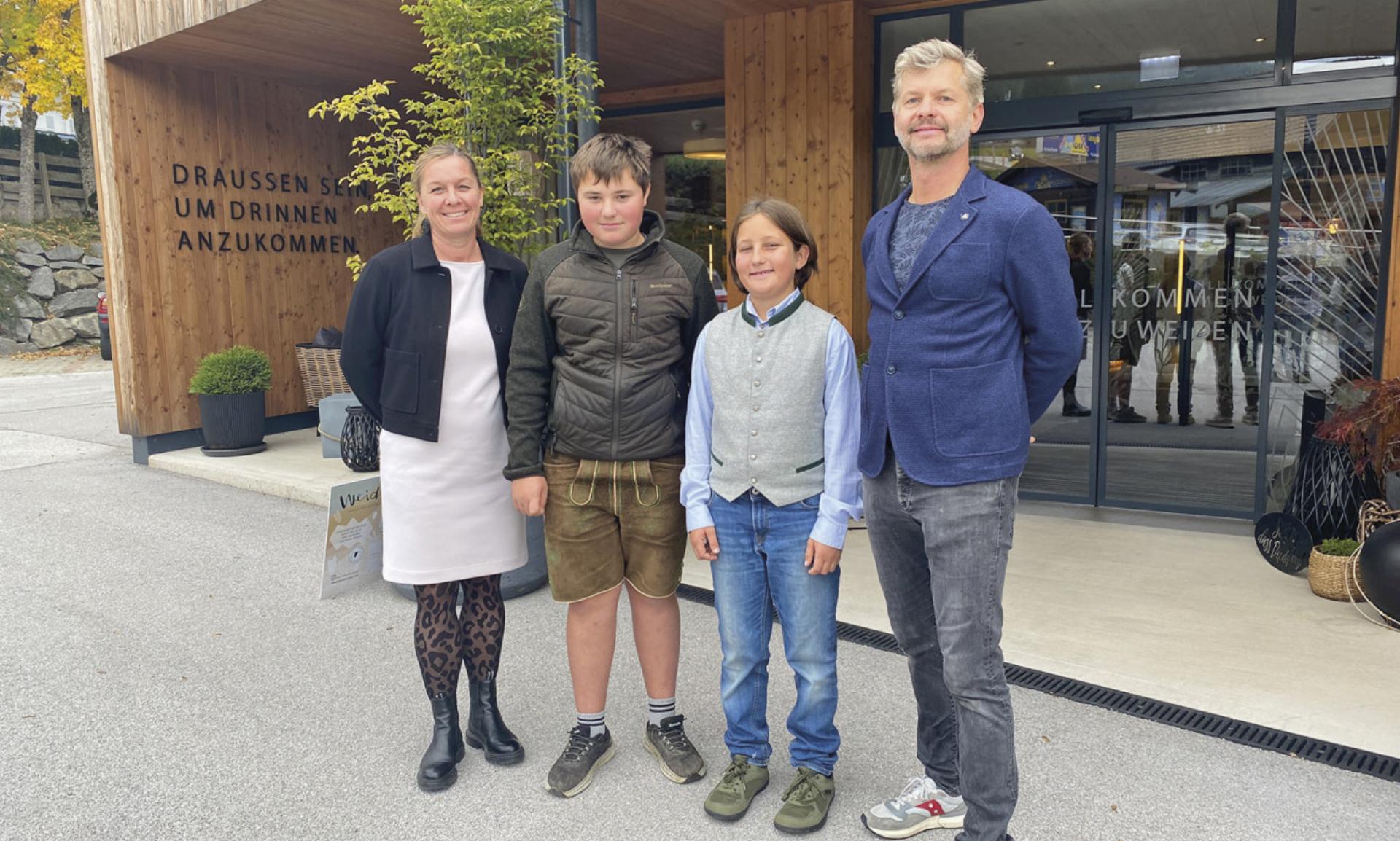 Nadja und Georg Niederl vom Hotel Weiden mit den beiden Jungimkern Lukas Krause (2.v.l.) und Vincent Fuchs.

Foto: Ennstaler
