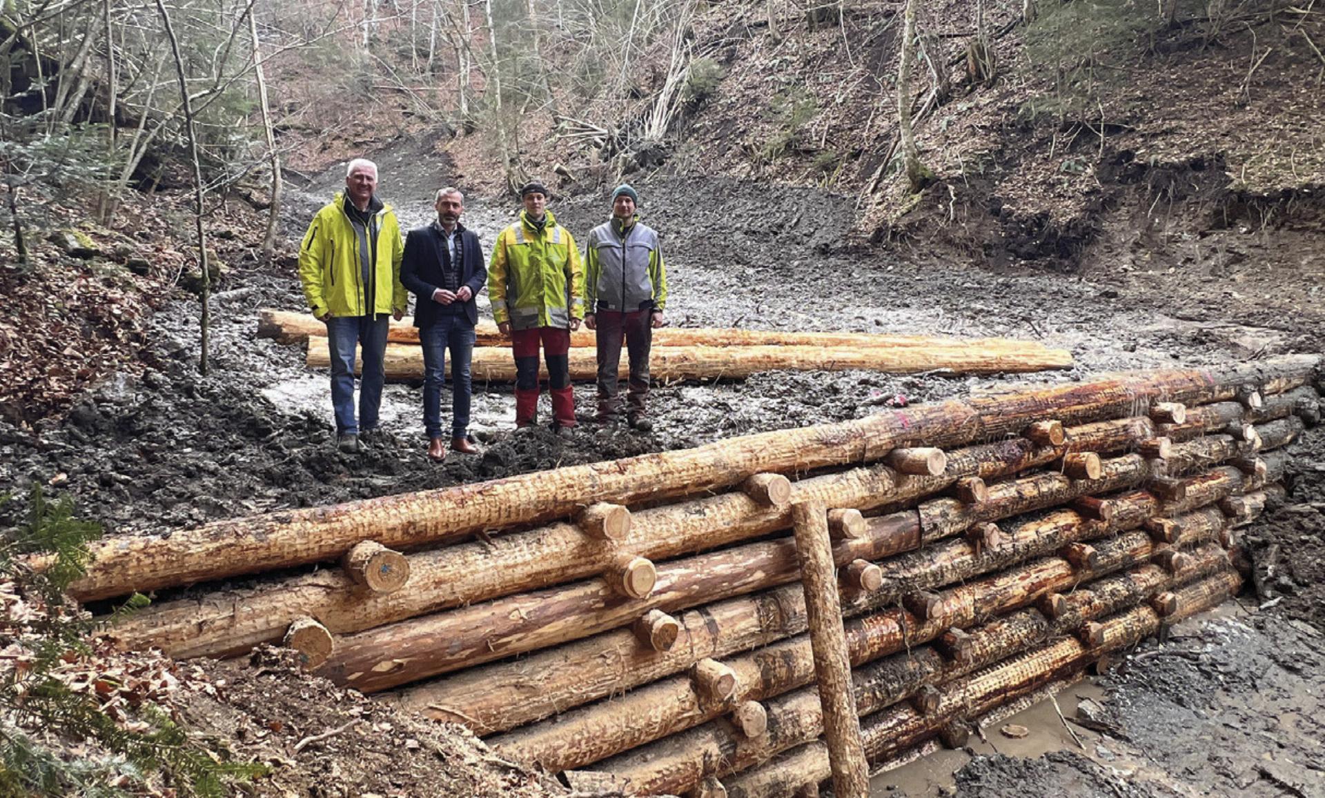 Markus Mayerl (WLV), Bgm. Christian Haider und Bauführer Rainer Göschl vor der Holzsperre am Steinergraben.

Foto: WLV