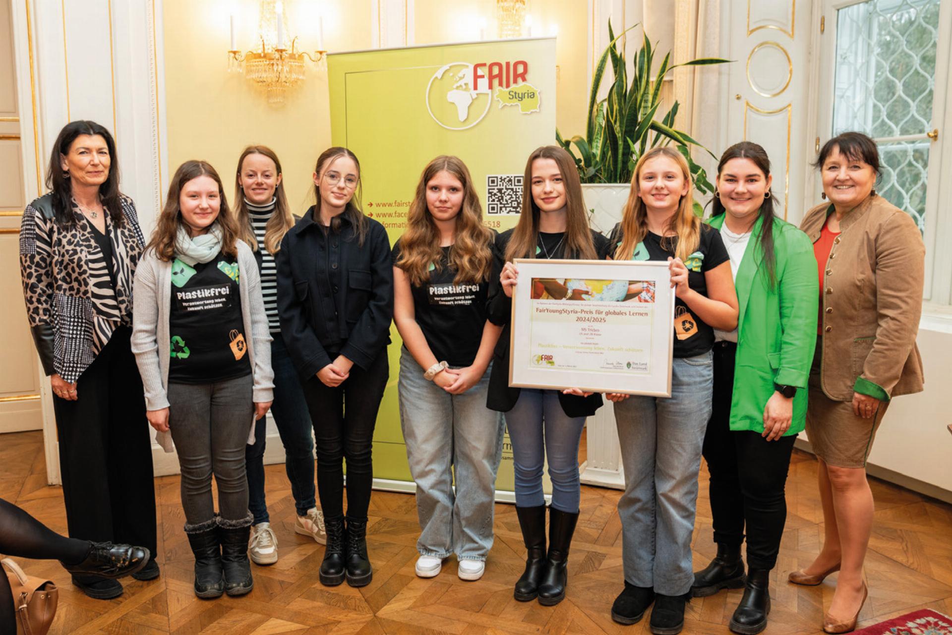 In der Grazer Burg überreichte LH-Stv. Manuela Khom den Schülern der Klassen 2A und 2B der Mittelschule Trieben sowie der Projektleitung den Preis. Foto: Land Steiermark/Binder