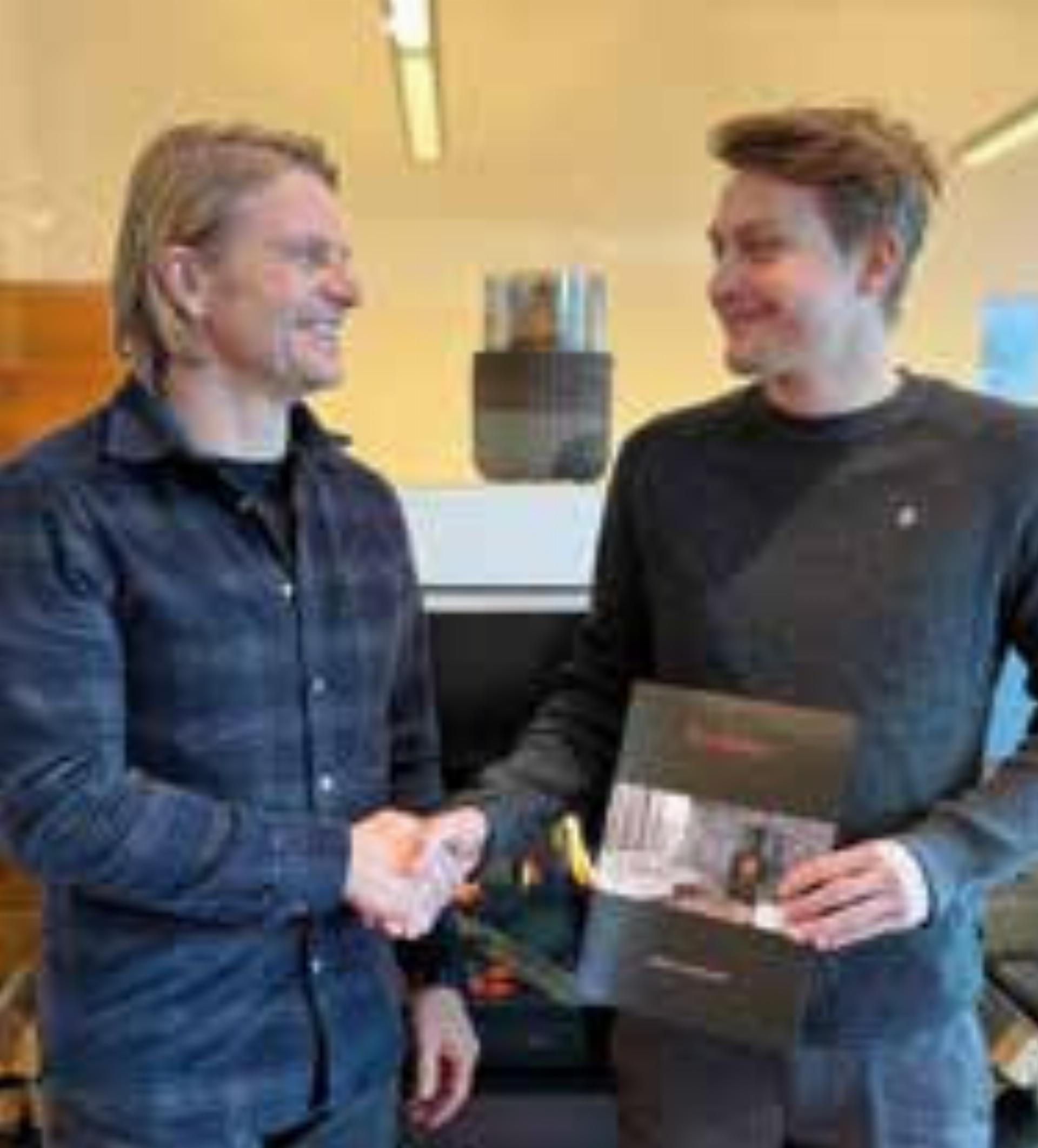 Geschäftsführer Christian Gerharter dankt Erwin Spieler für seinen loyalen Einsatz. Foto: Wieser - Das Bild wird blockiert. – Möglicherweise durch einen aktiven Adblocker.