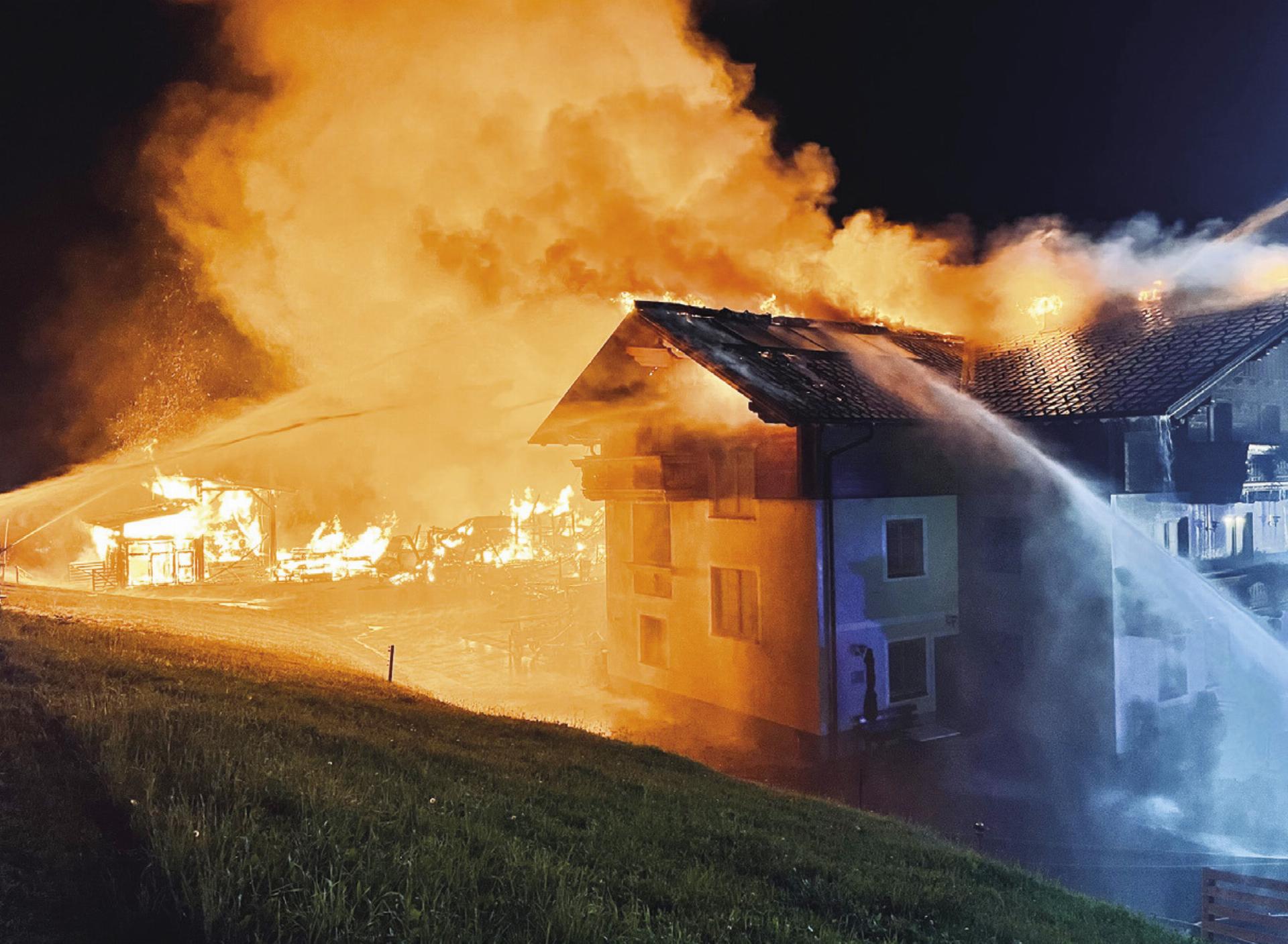 Beim Brand in Forstau wurde ein landwirtschaftliches Wirtschaftsgebäude sowie ein angrenzendes touristisch genutztes Objekt zerstört.  Foto: Feuerwehren Bezirk Pongau, Klässner/Hafner