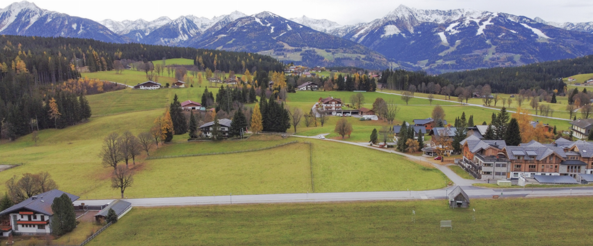 An der Ramsauer Landesstraße soll ein touristisches Projekt entstehen. Ob die Gemeinde einen Bebauungsplan erstellen muss oder nicht, muss der Verfassungsgerichtshof klären. Anrainer sehen das Bauvorhaben kritisch. 
© Ennstaler