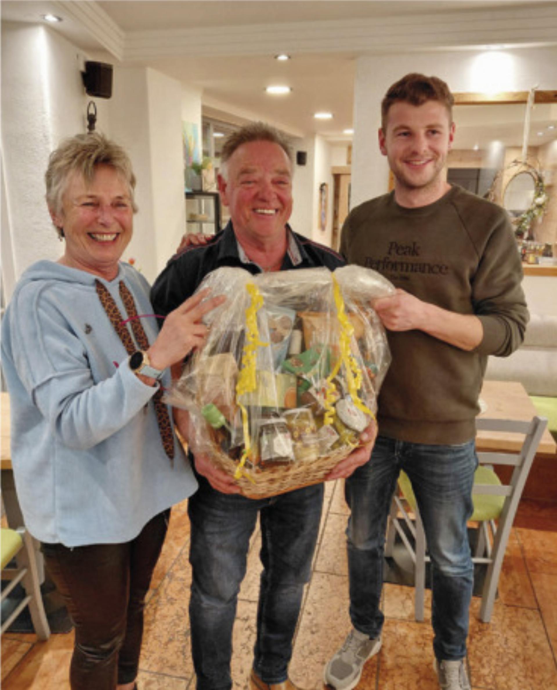 Seniorenring-Obfrau Hannelore Huber (links) mit Sieger Franz Gölz und „Stoderstüberl“-Wirt und FPÖ-Gemeinderat Andreas Spanberger. 
Foto: FPÖ - Das Bild wird blockiert. – Möglicherweise durch einen aktiven Adblocker.