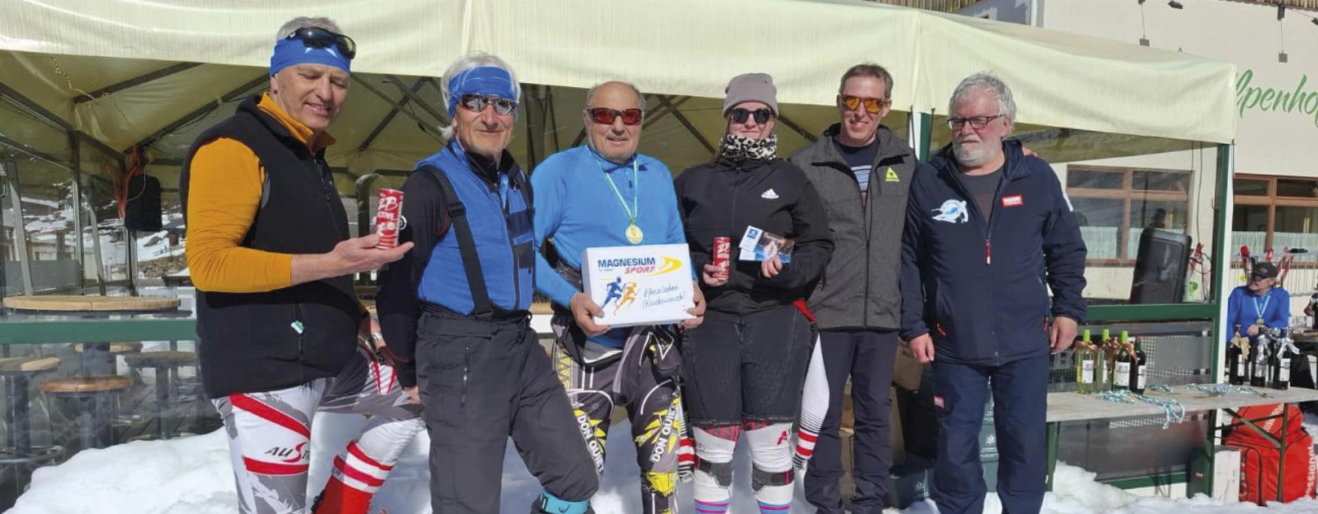 Hubert Hörmann (Jahrgang 1941) und Katharina Grosegger (Jahrgang 2007, beide Bildmitte) wurden als ältester beziehungsweise jüngste Teilnehmer/in geehrt. Foto: o.K. - Das Bild wird blockiert. – Möglicherweise durch einen aktiven Adblocker.