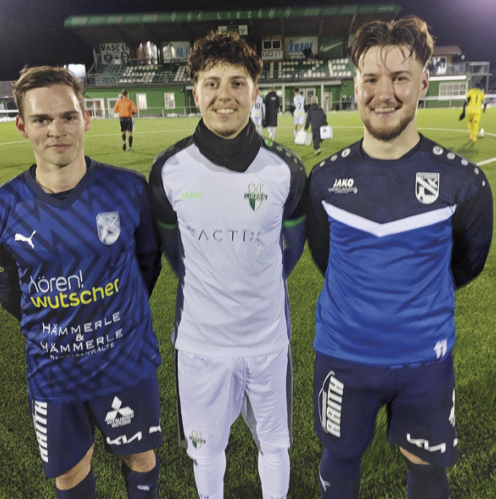 Die Torschützen beim Spiel SC Liezen gegen ATV Irdning. Von links: Dominik Pfenning (ATV Irdning), Yannick Rampler (SC Liezen), Senad Buljubasic (ATV Irdning). - Das Bild wird blockiert. – Möglicherweise durch einen aktiven Adblocker.