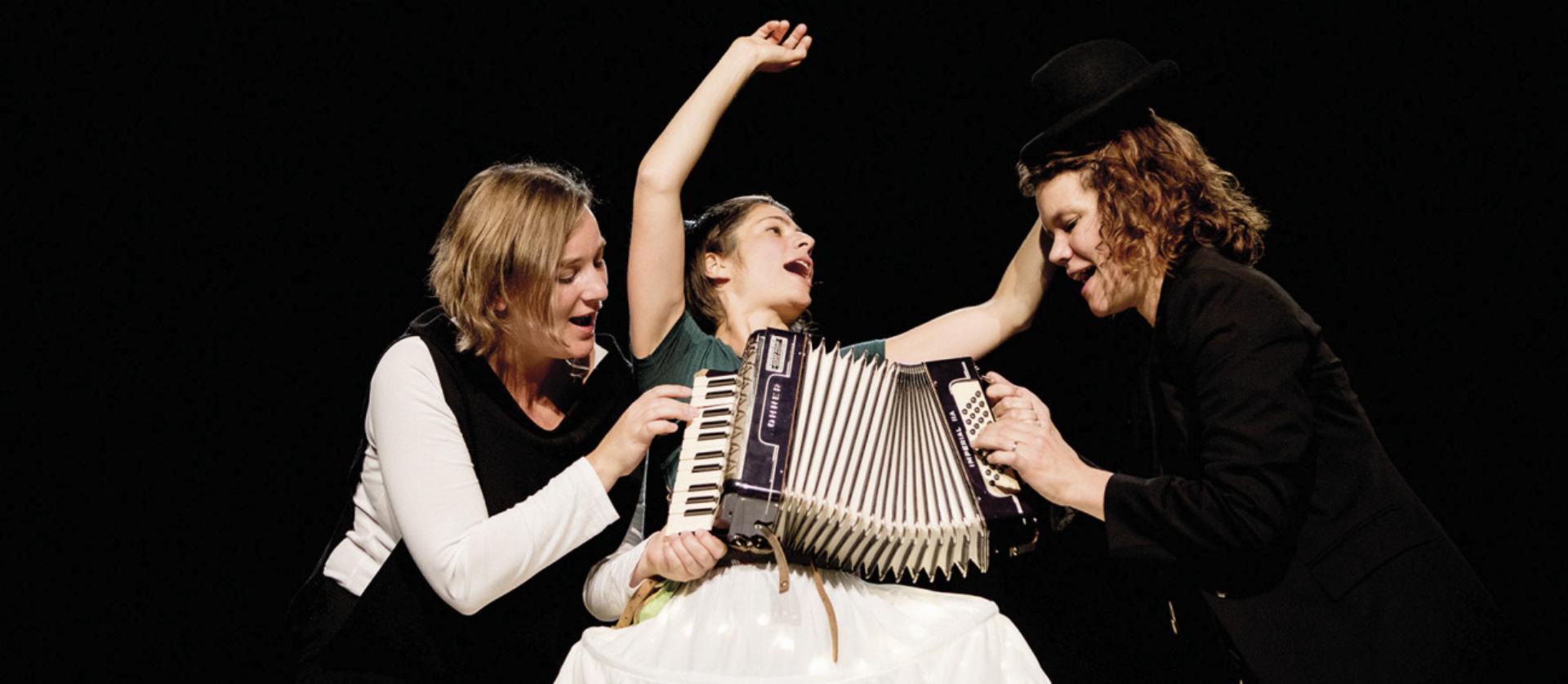 Franziska Adensamer, Judith Reiter und Julia Schreitl komponieren und rätseln gemeinsam mit dem jungen Publikum.

Foto: Julia Wesely - Das Bild wird blockiert. – Möglicherweise durch einen aktiven Adblocker.