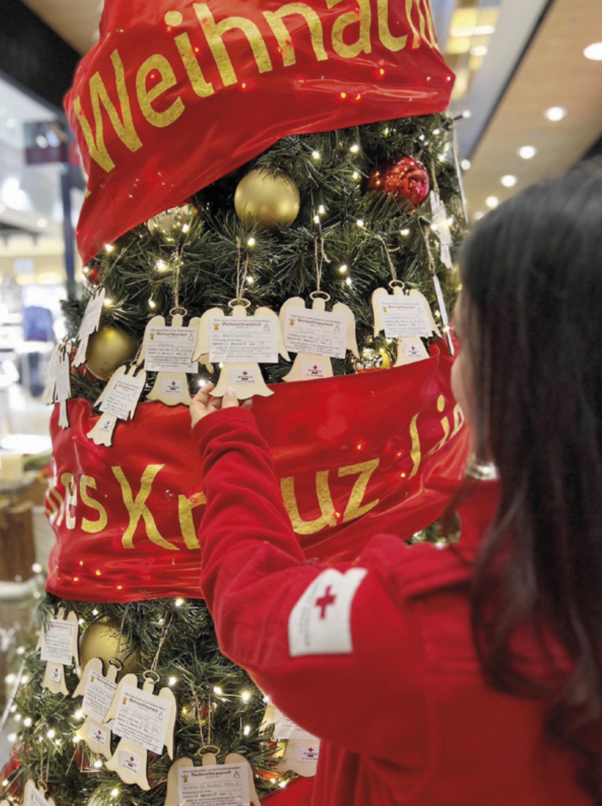Gemeinsam Gutes tun: Jeder Engel am Weihnachtsbaum steht für einen kleinen Weihnachtswunsch.