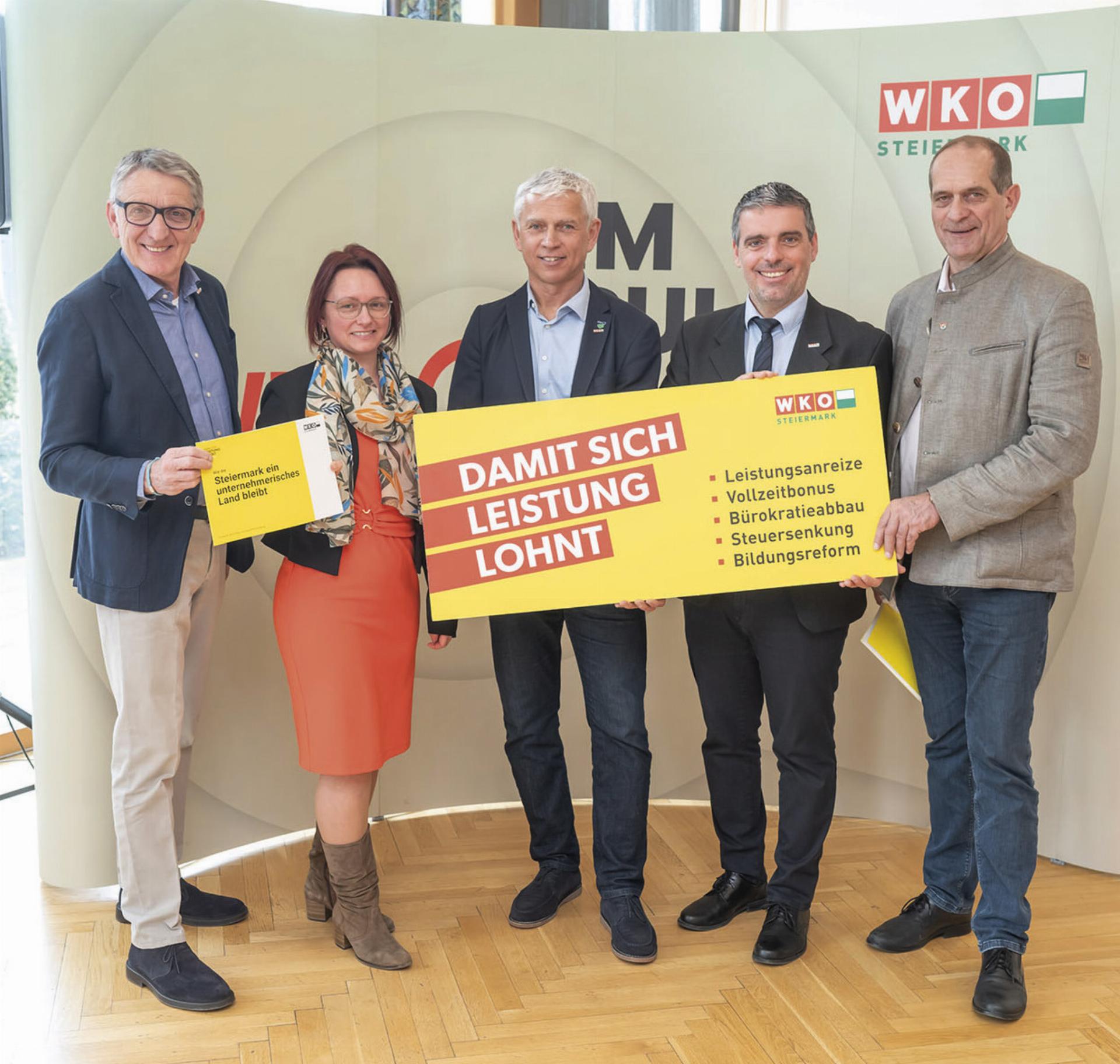 WKO-Steiermark-Präsident Josef Herk, Silke Grüsser (GF Gebrüder Jaeger), Regionalstellenobmann Egon Hierzegger, Regionalstellenleiter Christian Hollinger und Bgm. Herbert Gugganig. Foto: Fischer