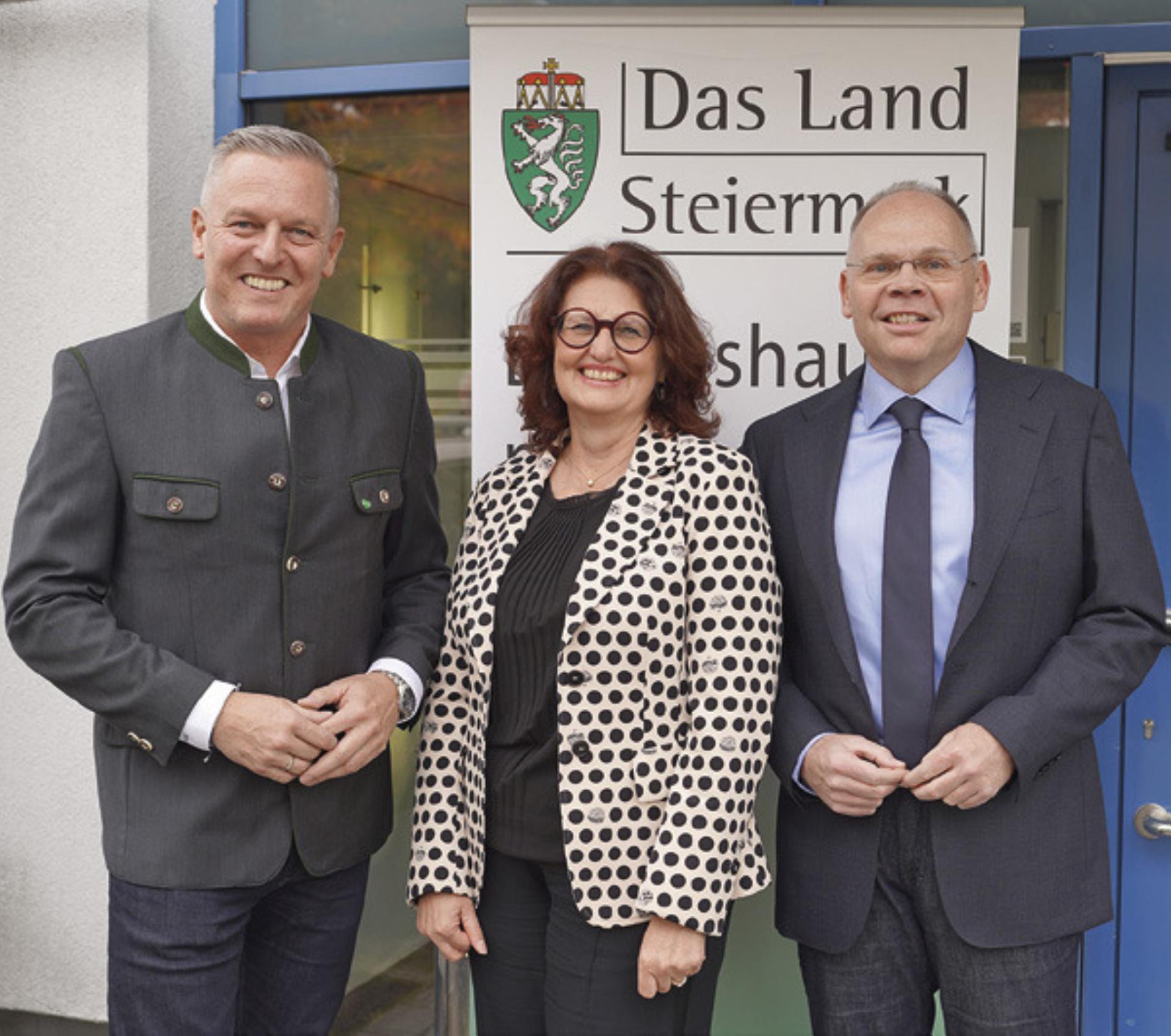 Landeshauptmann Mario Kunasek, Landesamtsdirektorin Brigitte Scherz-Schaar und Bezirkshauptmann Nico Groger (v.l.).

Foto: Mitteregger