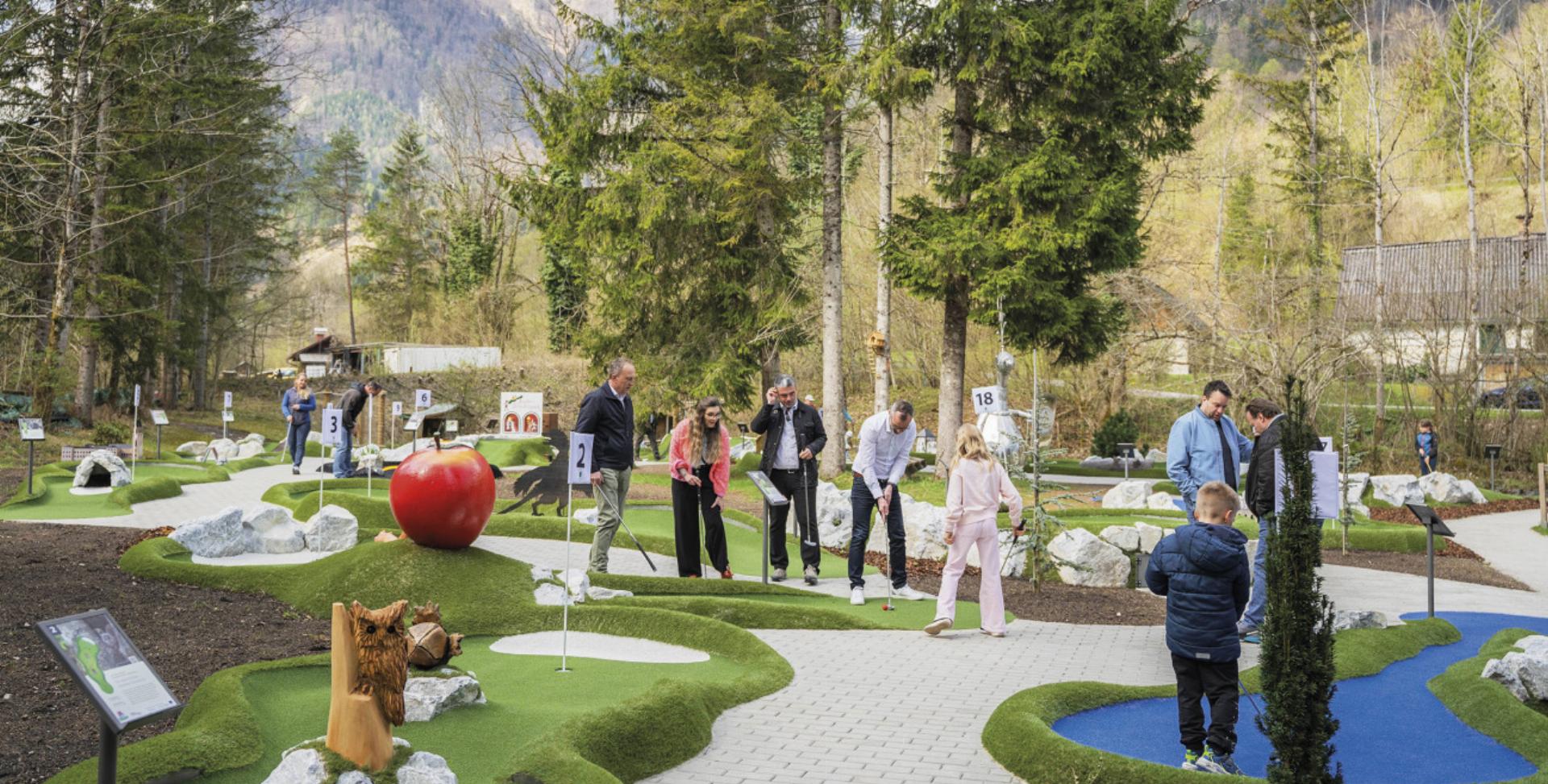 Die neue Adventure-Minigolfanlage im Wassererlebnispark St. Gallen verbindet 18 thematisch gestaltete Bahnen mit regionalen Natur- und Kulturmotiven aus der Region. Foto: Natur- und Geopark Steirische Eisenwurzen - Das Bild wird blockiert. – Möglicherweise durch einen aktiven Adblocker.