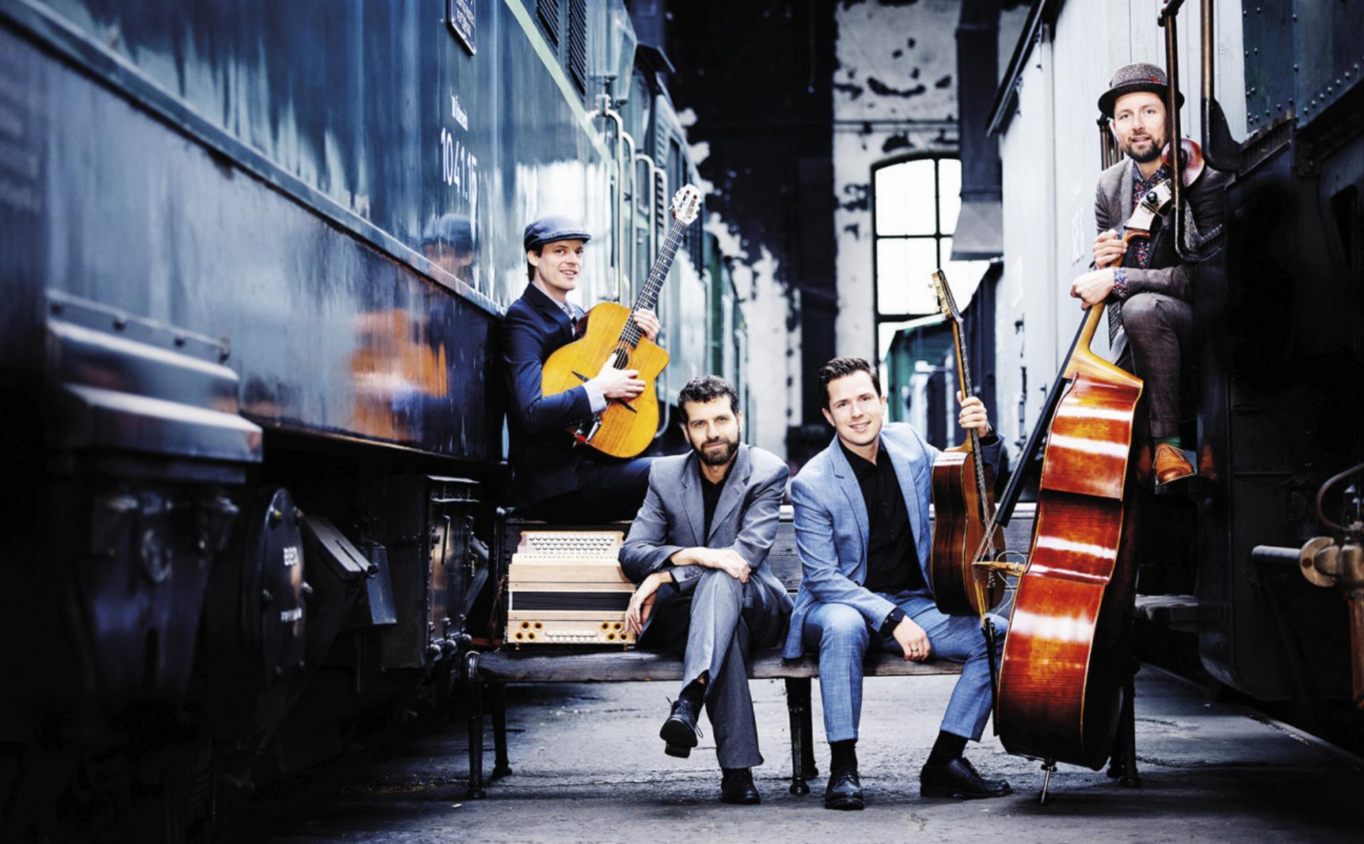Mit ihrem erfrischenden „Alpin Swing“ verzaubern Diknu Schneeberger & Christian Bakanic mit ihrem Quartett in Sekundenschnelle.

Foto: Christoph Lehnber