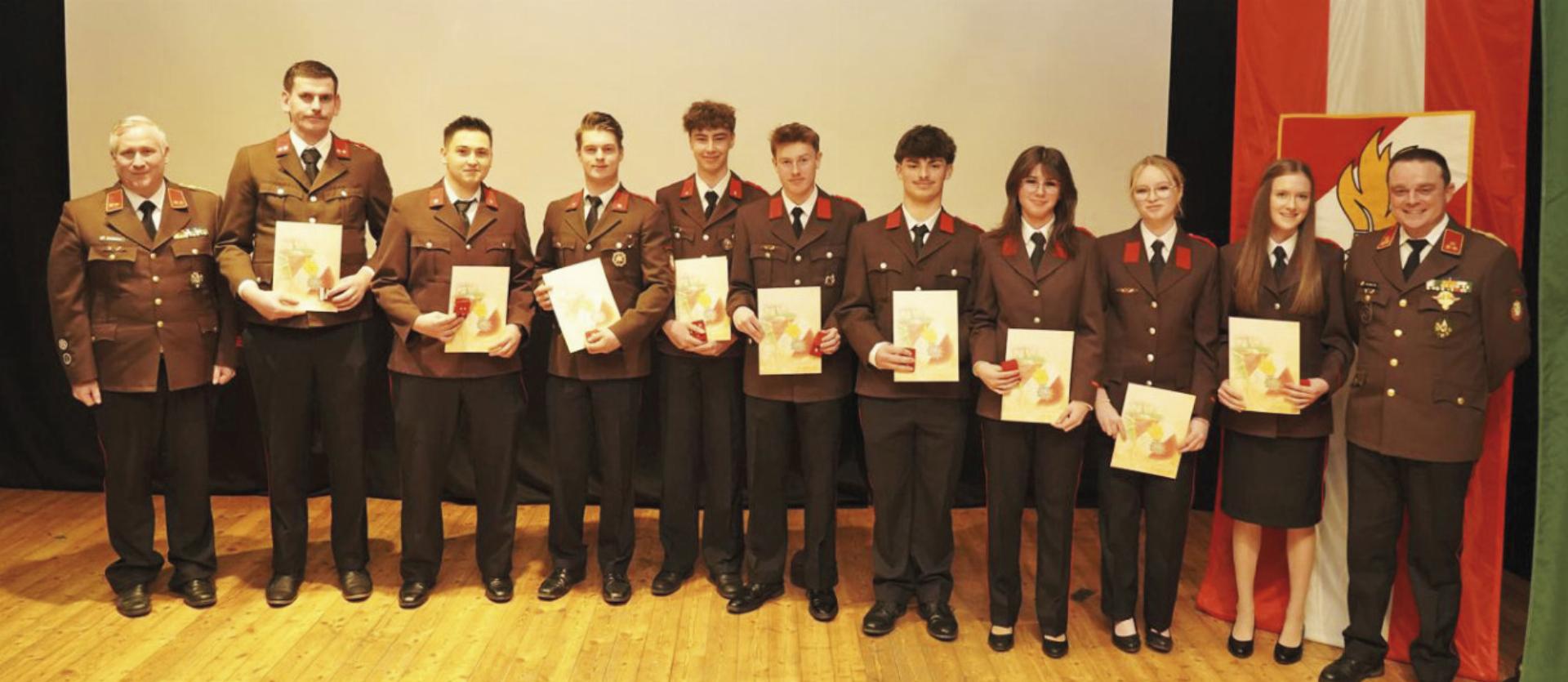 Angelobungen und Ehrungen bei der FF Irdning: OBI Christian Spreitz, Christian Günther, Julian Rössler, Manuel Helpferer, Christopher Neuper, Florian Sam, Patrick Nagy, Saphira Neuper, Anna-Lena Keiblinger, Tamara Plank und HBI Michael Plank. FF Irdning - Das Bild wird blockiert. – Möglicherweise durch einen aktiven Adblocker.