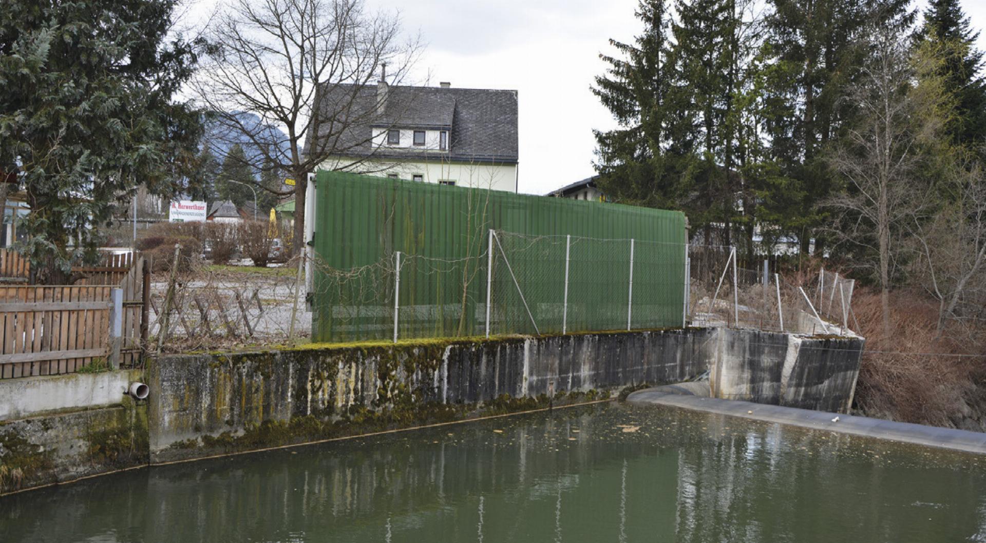 Parkplatz im Wartemodus: Die Sanierung der Stützmauer soll zeitgleich mit dem Umbau des Wasserkraftwerks geschehen. Foto: o.K.