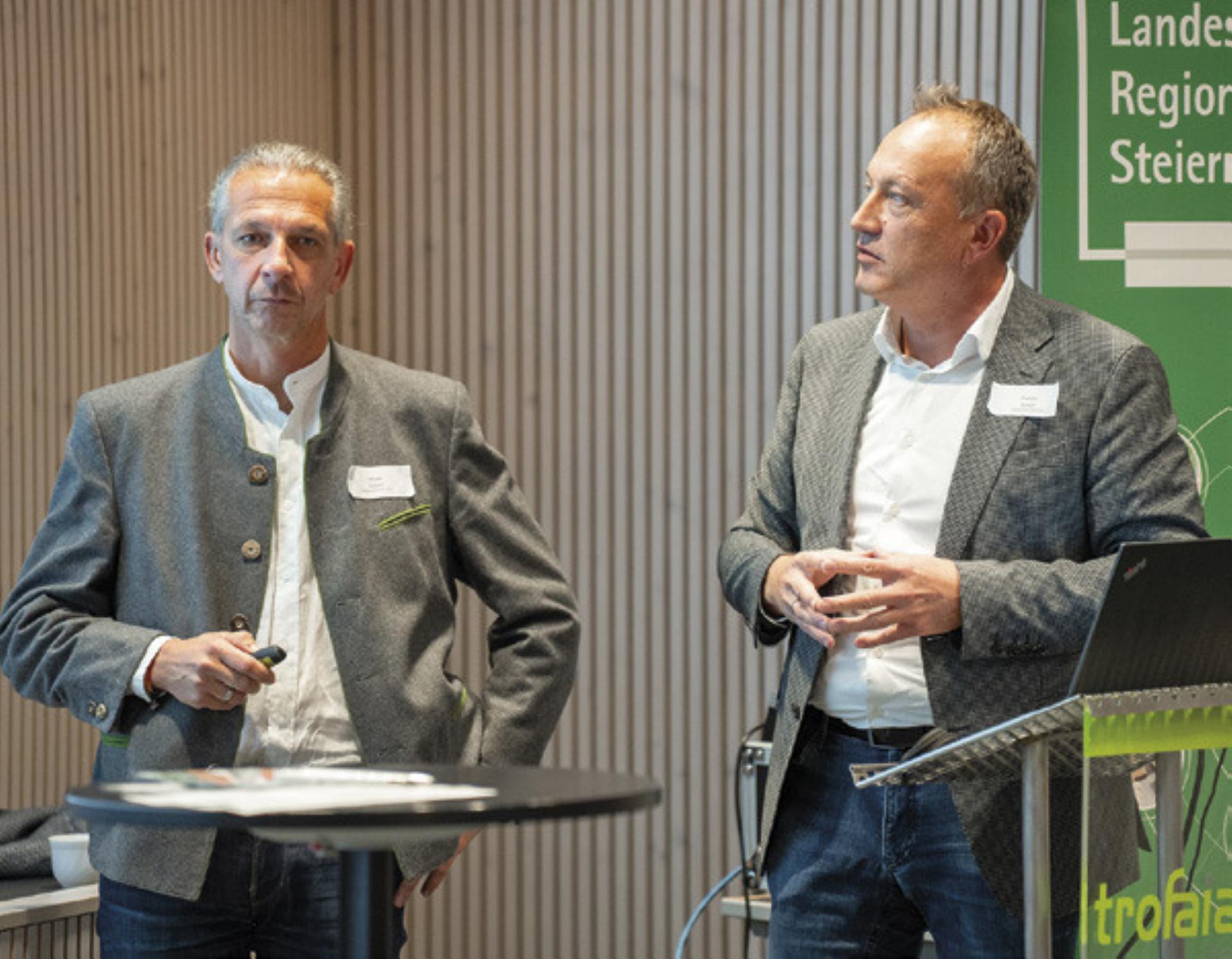 Bürgermeister Armin Forstner (re.) stellte bei der dritten Ortskern-Akademie die Initiativen in seiner Gemeinde St. Gallen vor.

Foto: Land Steiermark/Robert Binder