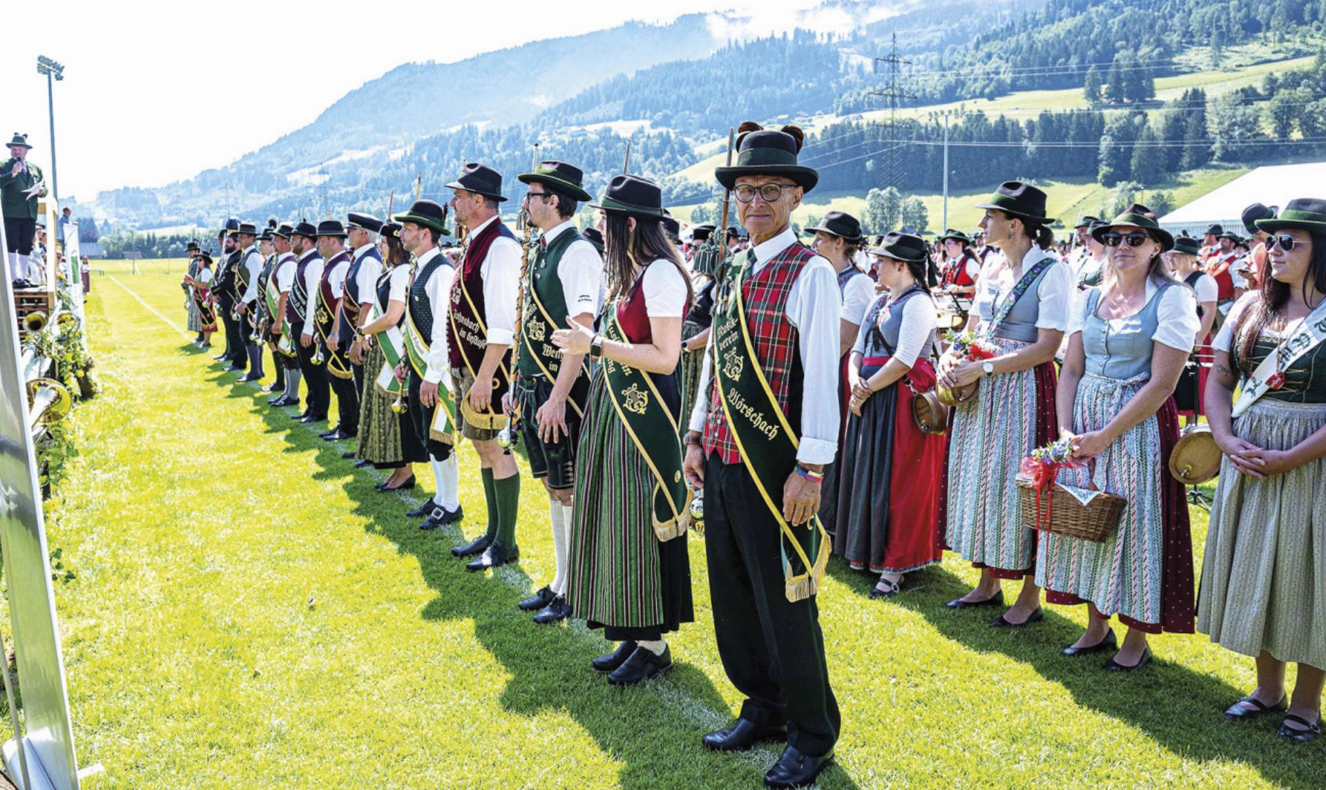 Der Sportplatz wurde zur Festwiese, 20 Kapellen marschierten auf. Foto: Wolfgang Wagner