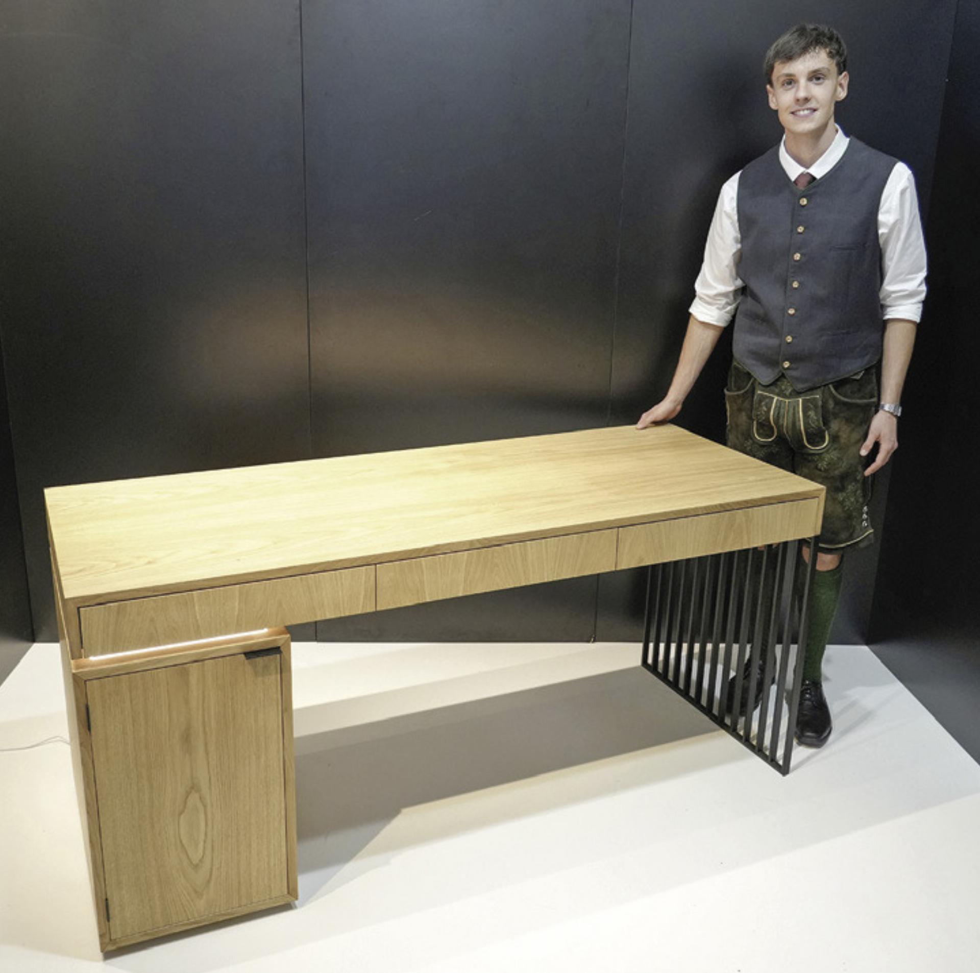 Jonas Jetzl aus Bad Aussee beeindruckte mit einem edlen Schreibtisch bei der Lehrabschlussprüfung. Nun wird für die Matura gelernt. Foto: Werkschulheim Felbertal