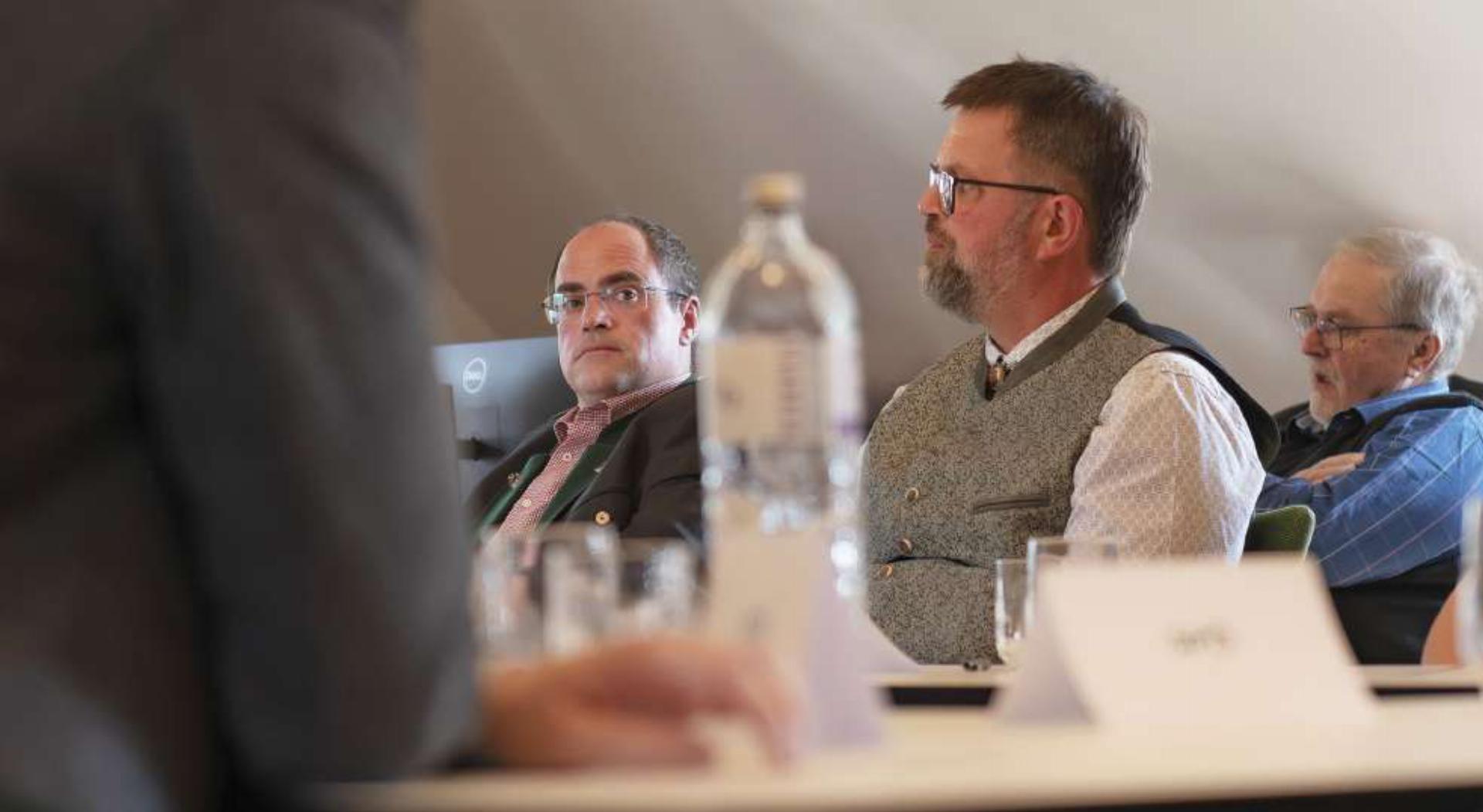Die ÖVP opferte für den Bürgermeistersessel ein Vorstandsmandat, Thomas Knerzl seine Parteizugehörigkeit zur FPÖ und sogar Freundschaften. Von links: Thomas Knerzl, Franz Zach, Anton Knerzl.
Foto: Ennstaler