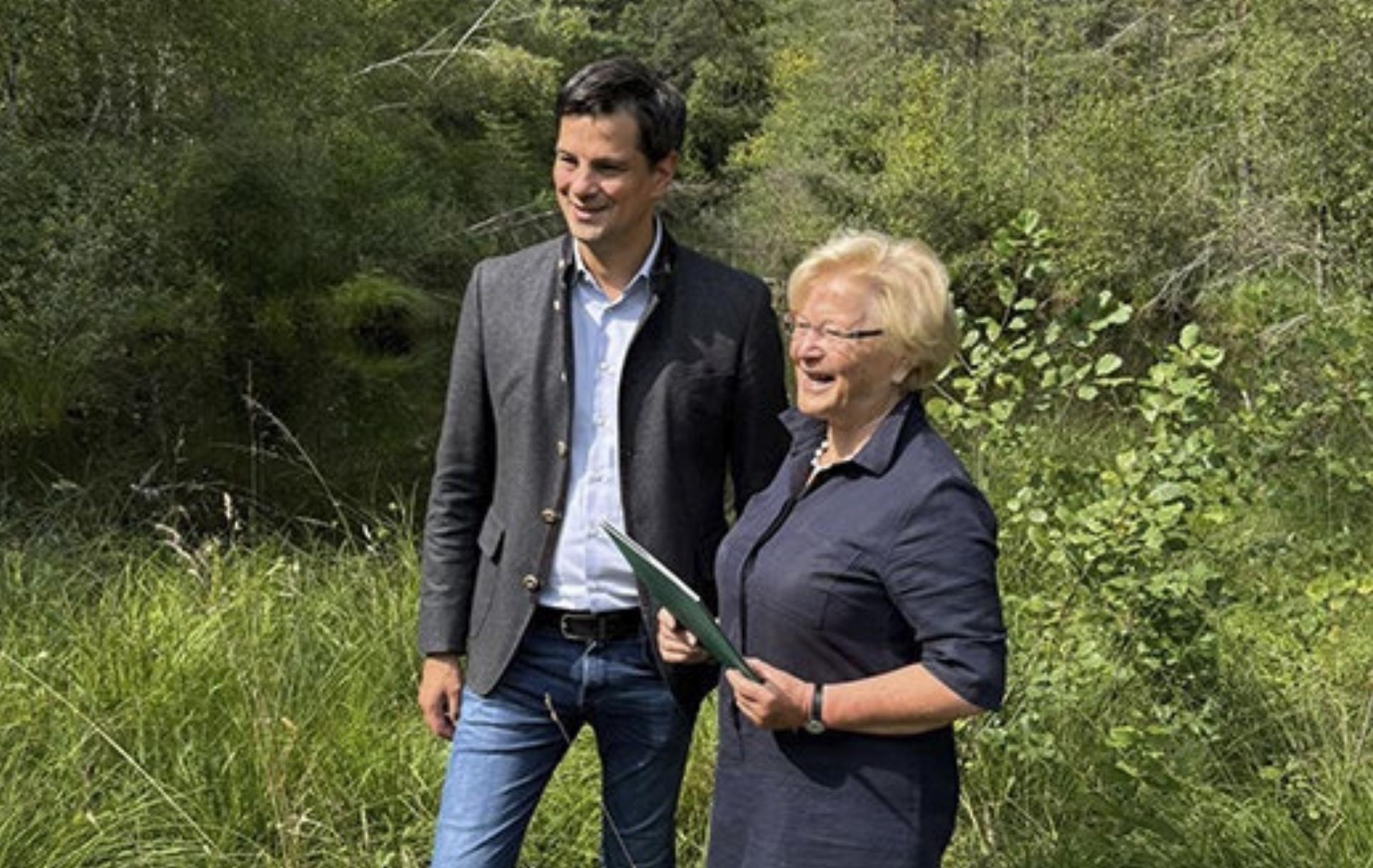 LR Hannes Amesbauer mit Preisträgerin Eleonora Krinner aus Rottenmann. Fotos: Land Steiermark/Lesky