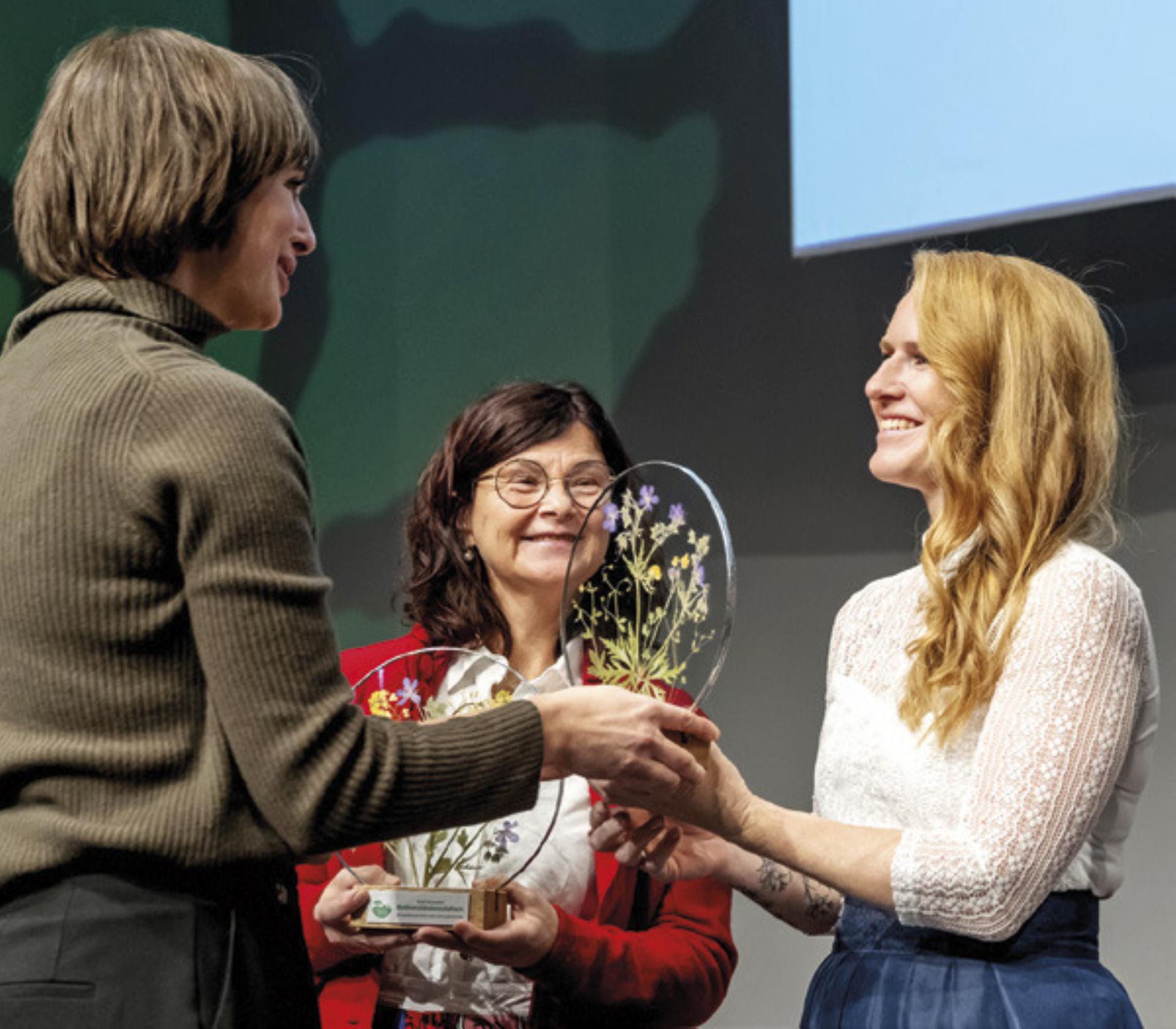Roswitha Marold (r.) aus Aigen im Ennstal konnte die begehrte „Biodiversitäts-Scheibe“ in Wien entgegennehmen.

Foto: Robert Harson