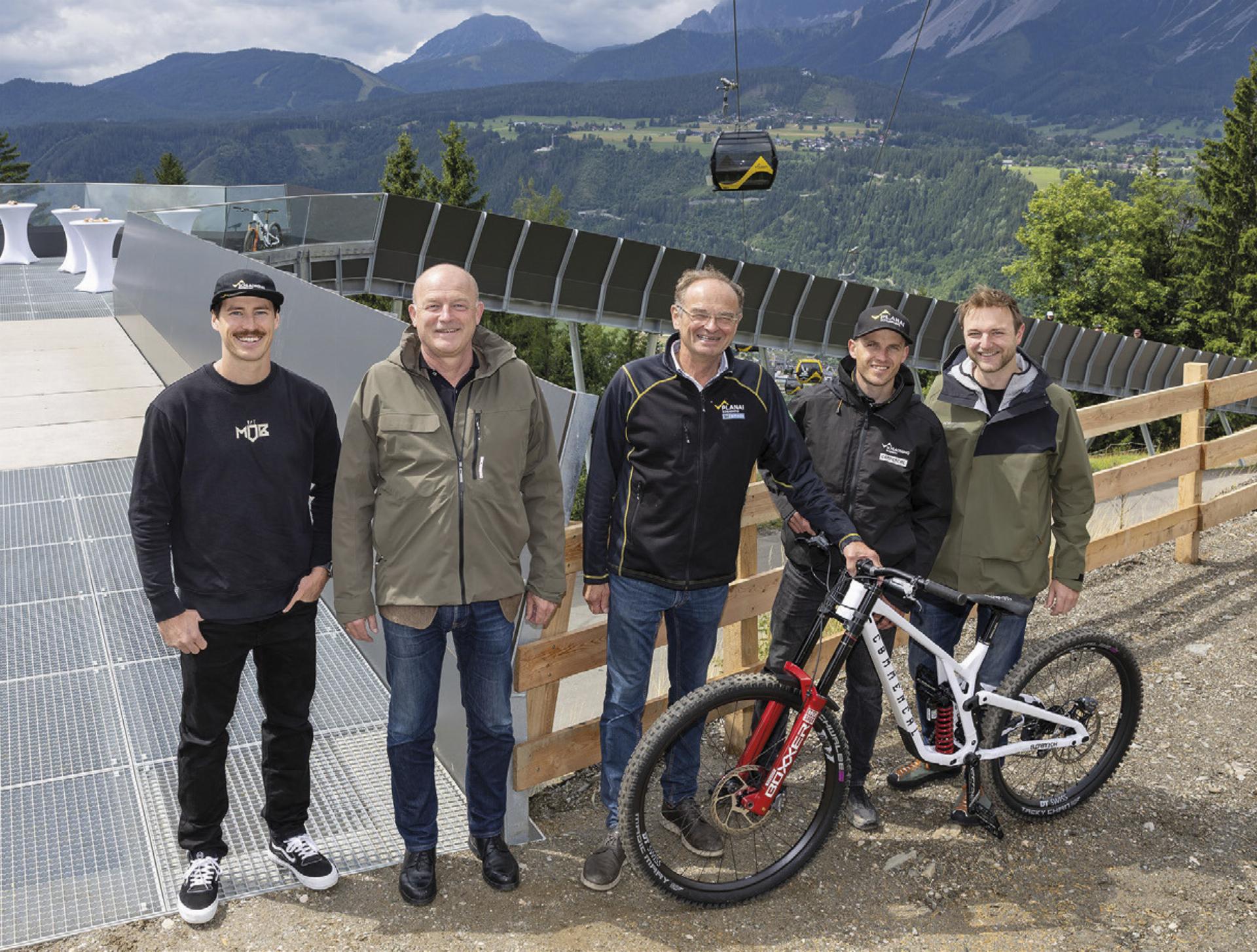 Planai-Testimonial und Downhiller Andreas Kolb, Bgm. Hermann Trinker, Planai-GF Georg Bliem, Bikepark-Manager Planai Mario Sieder und Georg Knaus vom TVB Schladming-Dachstein. Foto: Harald Steiner