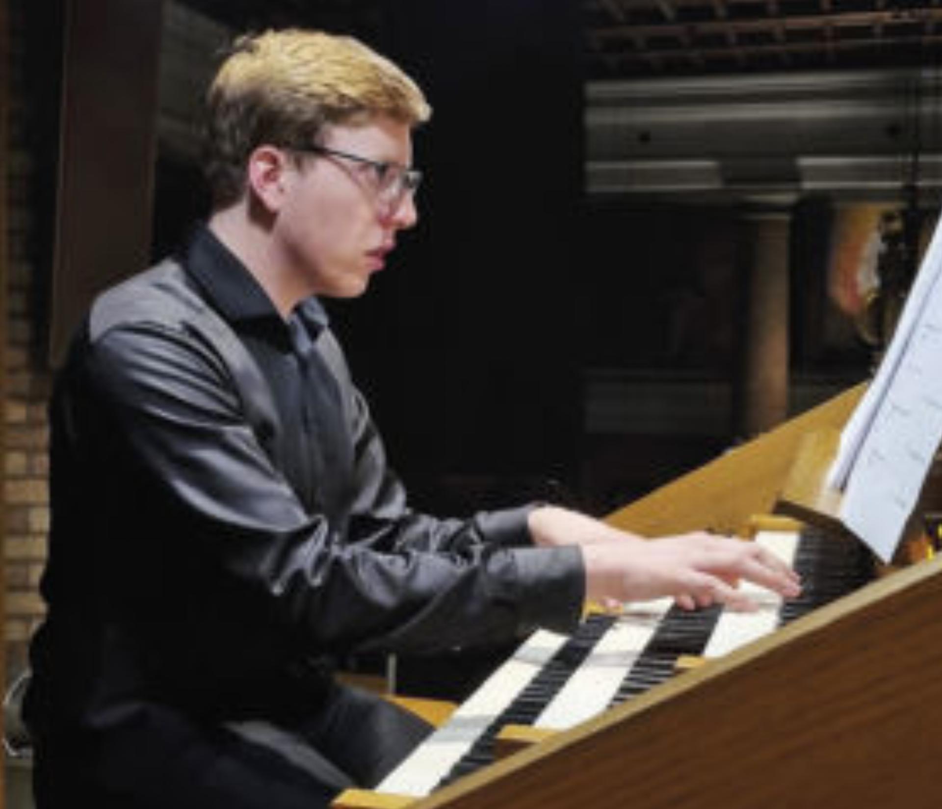 Ludwig Zettler vertont einen Charlie-Chaplin-Stummfilm mit der Orgel. Foto: [ku:L]