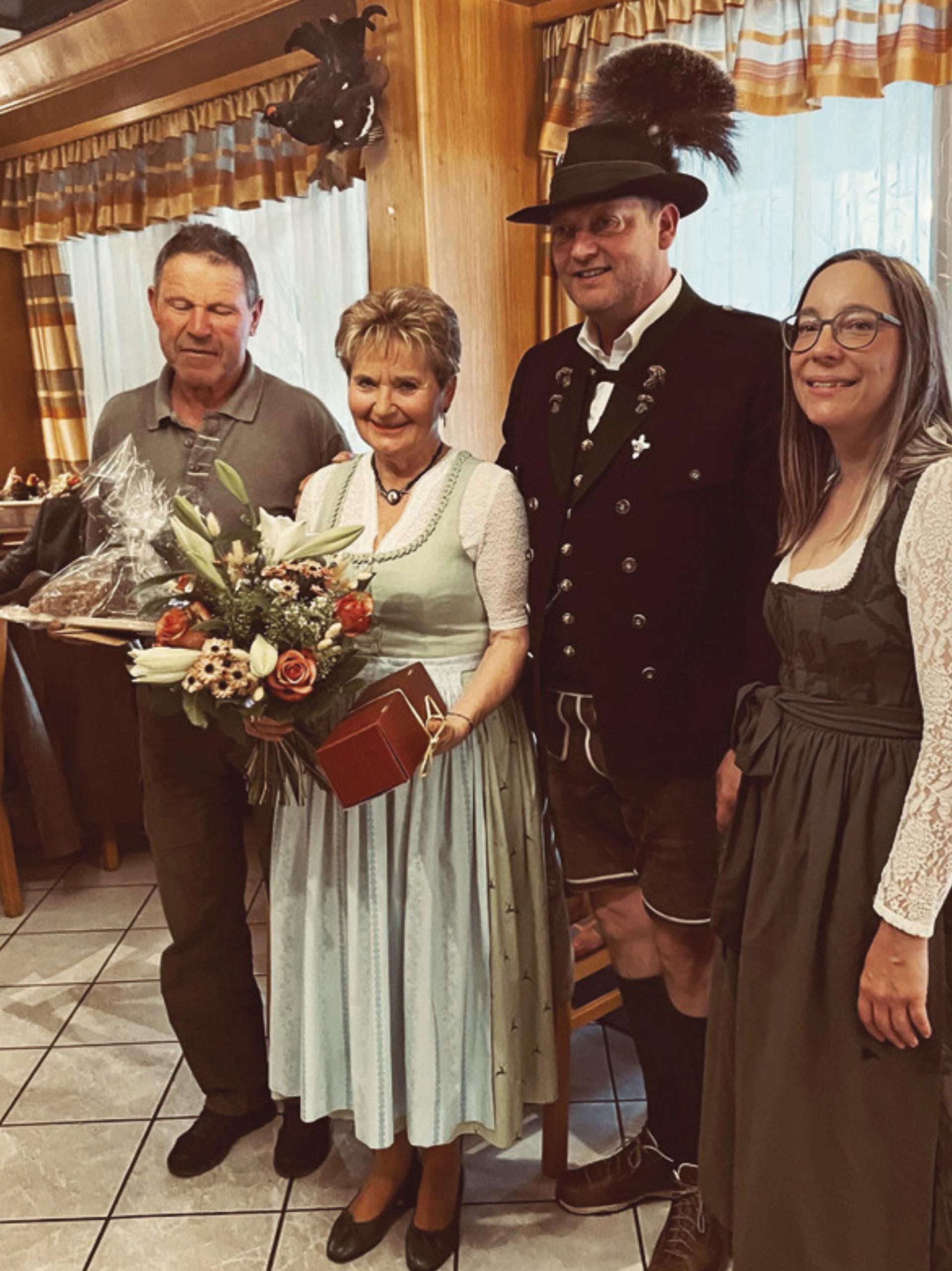 Obmann Christian Pitzer (2.v.r.) mit Ehrenfähnrich Herbert Fölser, Ehrenobfrau Ingeburg Hartl und Kassierin Caroline Gewessler.
Foto: Wolfgang Pitzer - Das Bild wird blockiert. – Möglicherweise durch einen aktiven Adblocker.