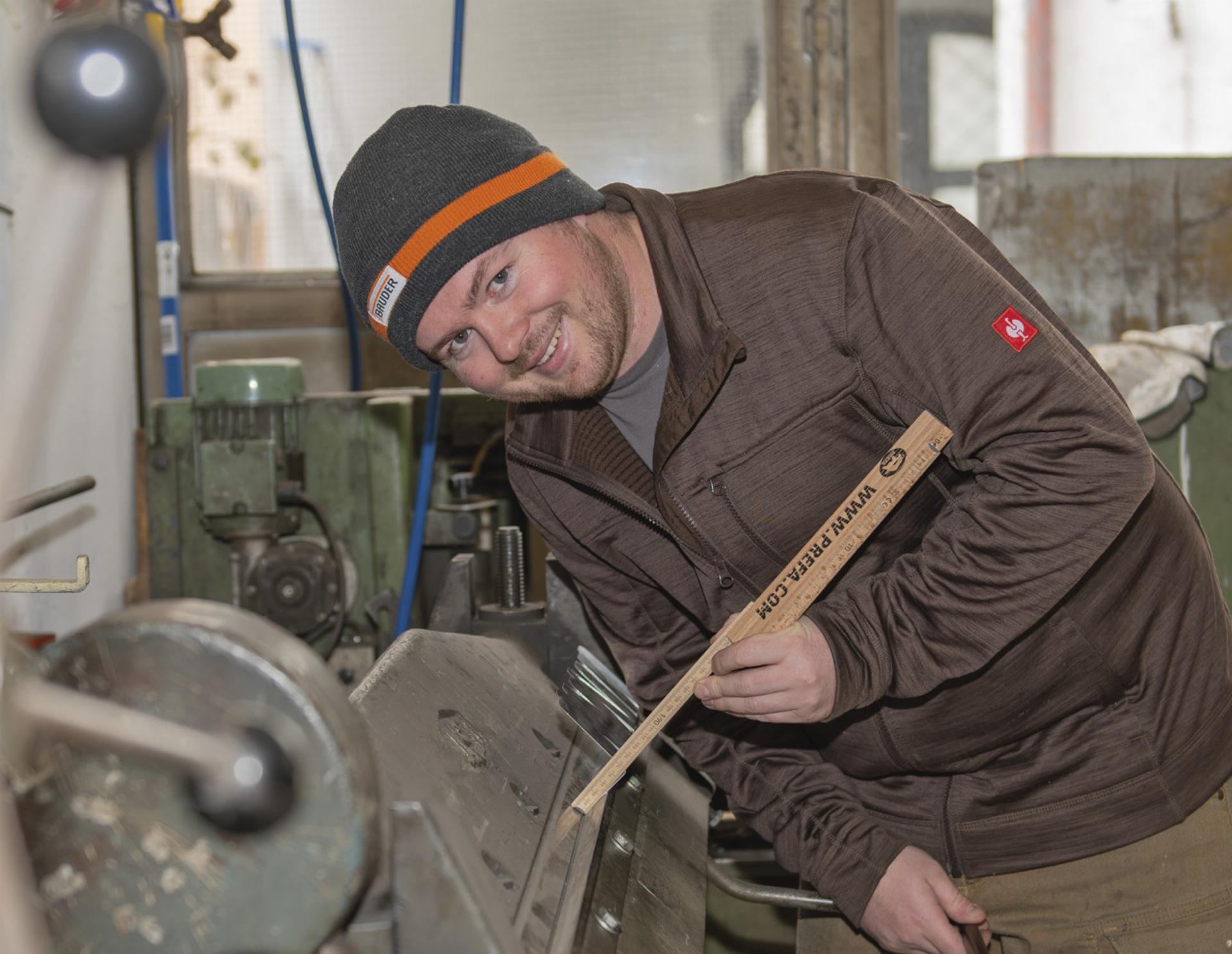 Valentin Haas stammt aus Niederösterreich und hat in Gröbming eine Dachdeckerei gegründet. Lager und Werkstätte hat er bei der ehemaligen Schlosserei Peyrer eingerichtet. Foto: Ennstaler - Das Bild wird blockiert. – Möglicherweise durch einen aktiven Adblocker.