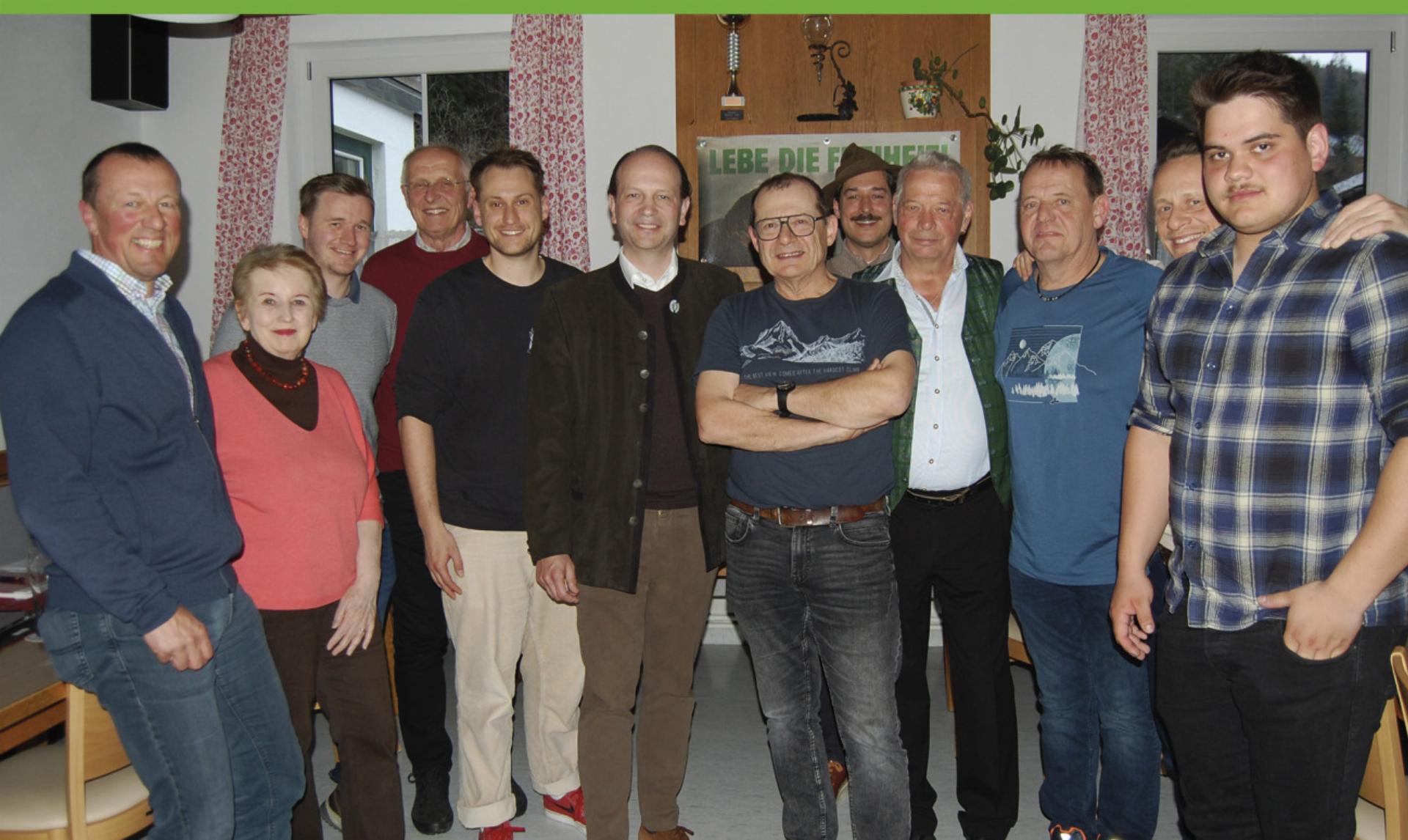 Der neugewählte Vorstand der Naturfreunde Bad Aussee: Horst Binna und Rita Temmel, David Hocker, Kassier Johann Grieshofer, Florian Stiebler, Landesvorsitzender Jürgen Dumpelnik, Obmann Willi Stiebler, Josef Kaiser-Zeisel, Herbert Köberl, Reinhold Leitner, Peko Baxant und Sinan Rijal (von links). Foto: Naturfreunde Bad Aussee - Das Bild wird blockiert. – Möglicherweise durch einen aktiven Adblocker.