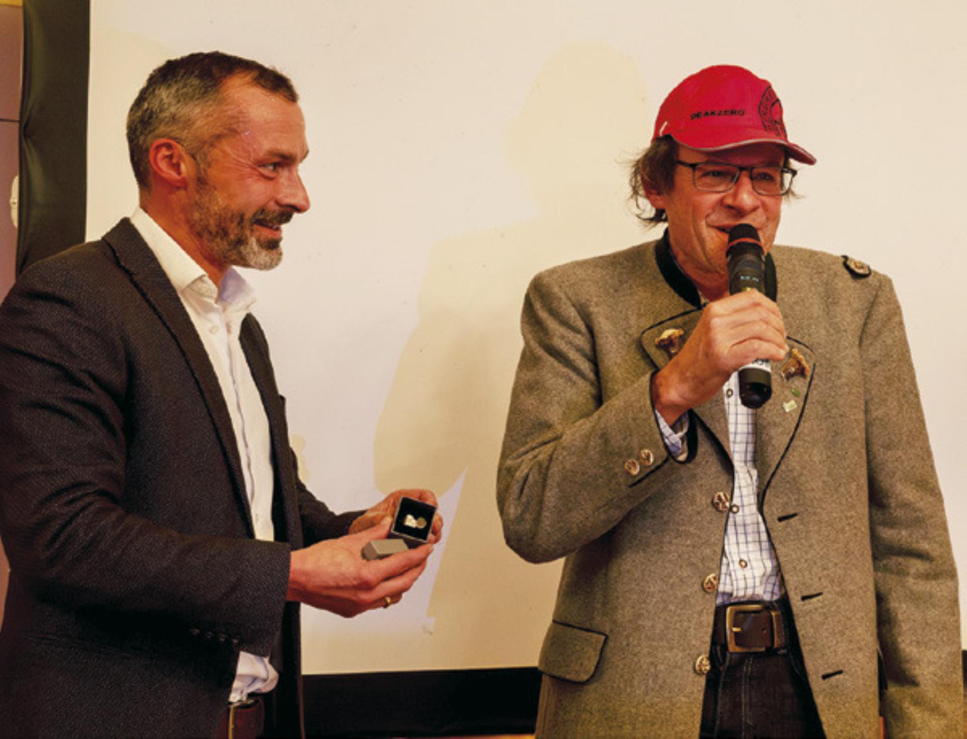 Bürgermeister Christian Haider überreichte Hans-Peter Scheb (re.) den Ehrenring. Foto: Katharina Baumann