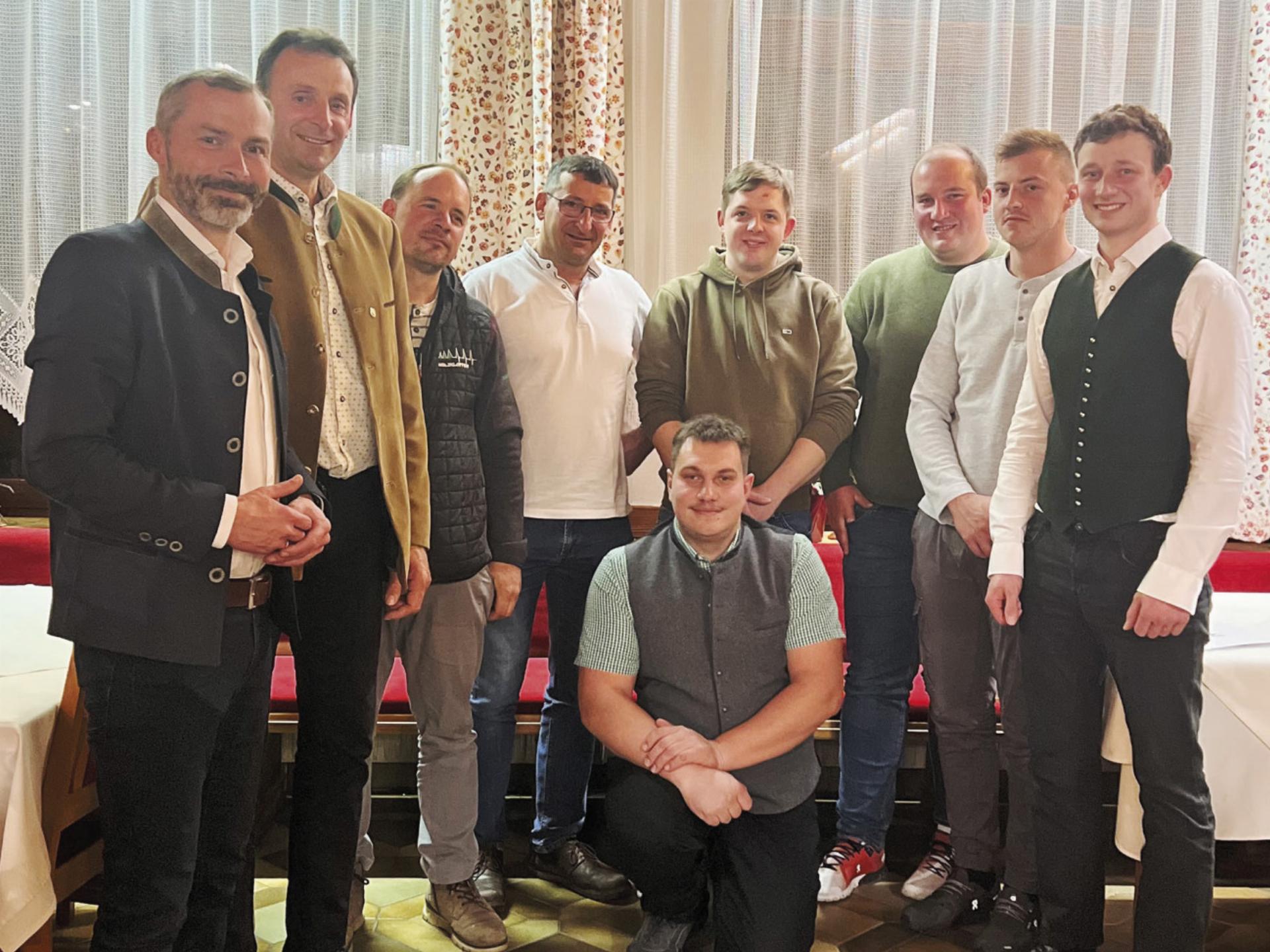 Obmann Mathias Leitner (Mitte) mit seinem neuen Vorstand sowie Admonts Bürgermeister Christian Haider und Bauernbund-Bezirksobmann Peter Kettner. Foto: o.K.