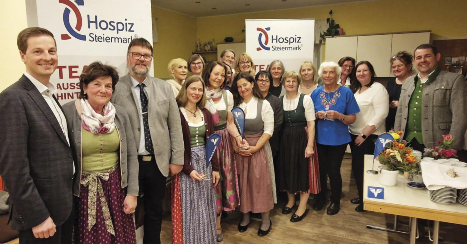 Stolze Absolventinnen: Das Grundseminar, an dem zwölf Frauen teilnahmen, wurde vom Hospizteam Ausseerland-Hinterberg organisiert. Foto: Hospiz - Das Bild wird blockiert. – Möglicherweise durch einen aktiven Adblocker.