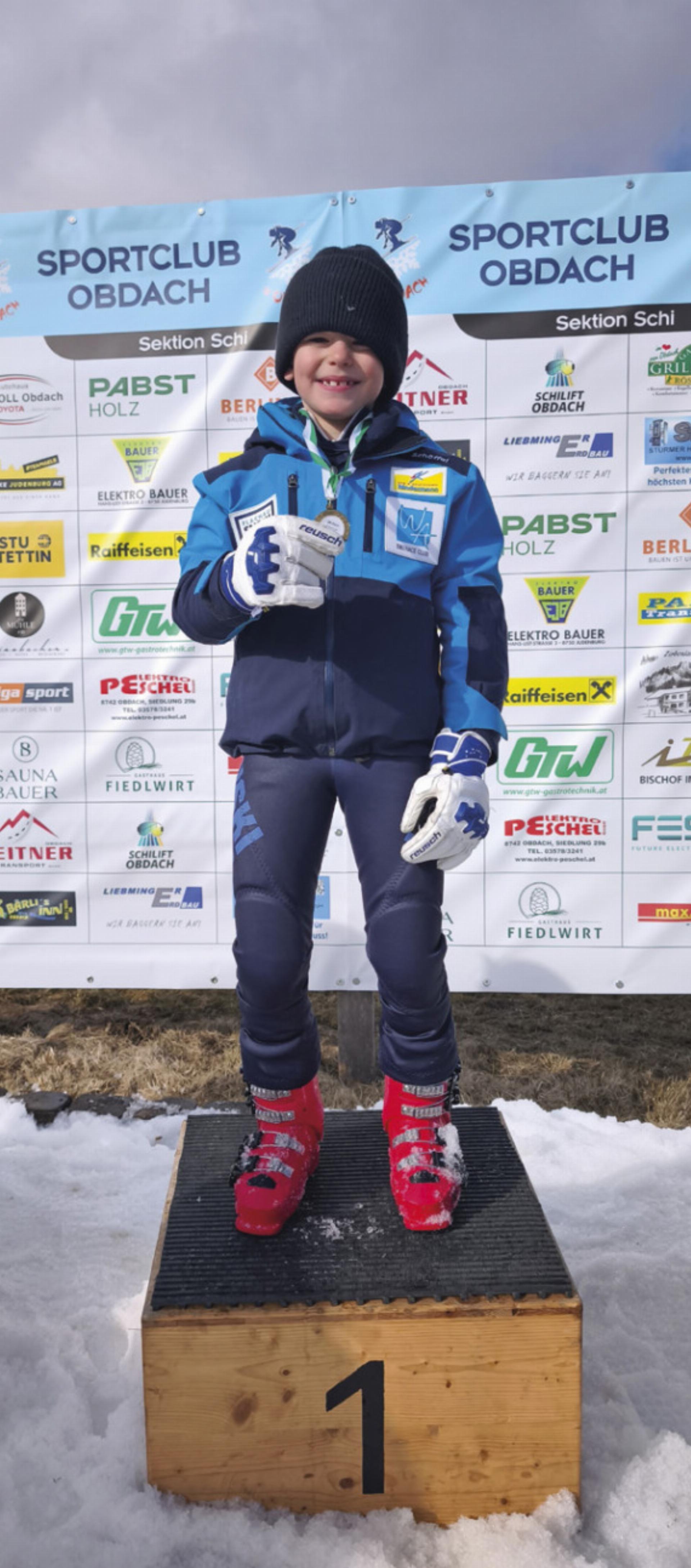 Stolz hält der junge Ennstaler Timo Knab seine Medaille in die Kamera. Foto: @Attila Knab - Das Bild wird blockiert. – Möglicherweise durch einen aktiven Adblocker.