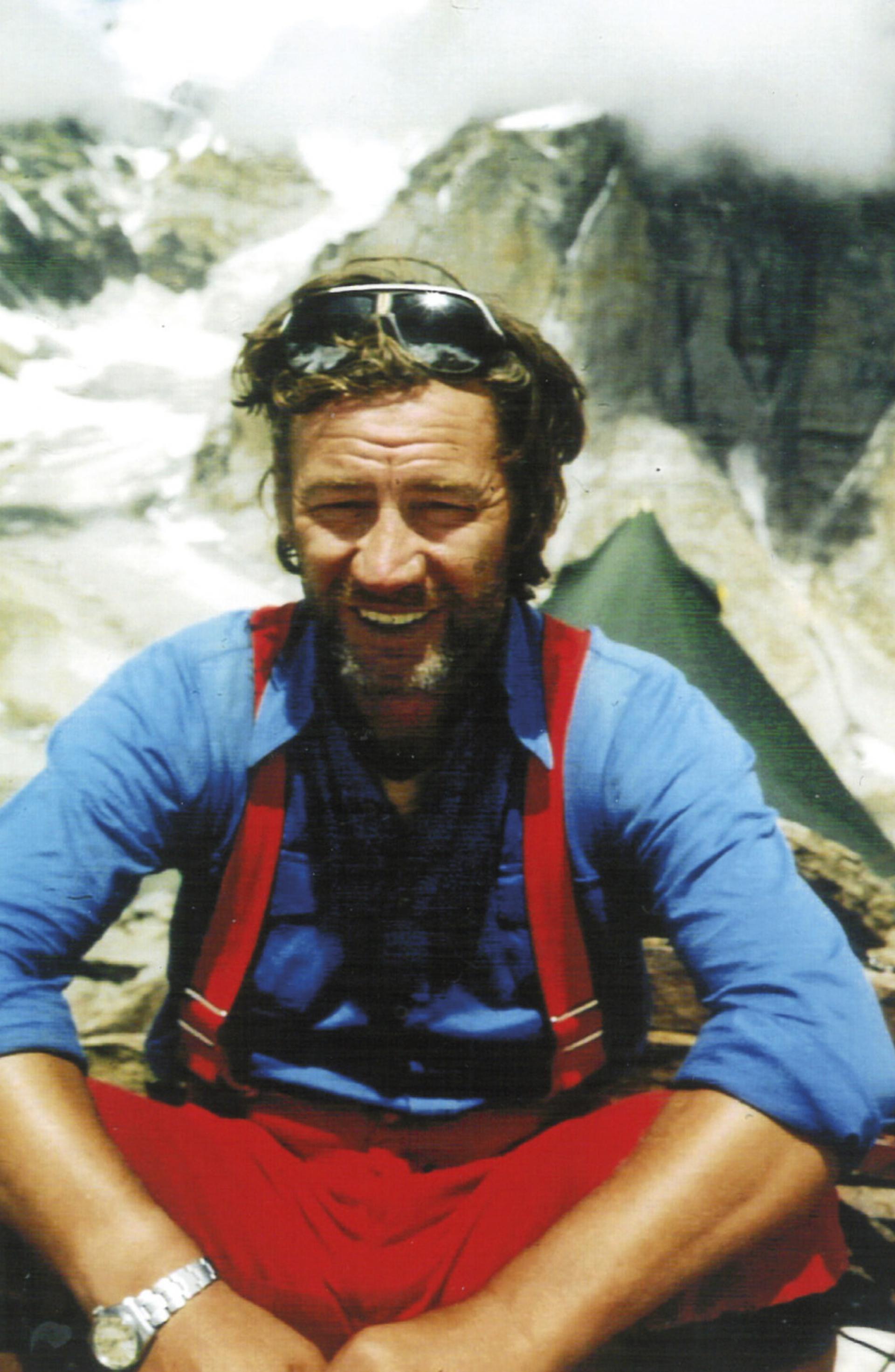 Leo Schlömmer am Fuße des Mount Everest 1971. - Das Bild wird blockiert. – Möglicherweise durch einen aktiven Adblocker.