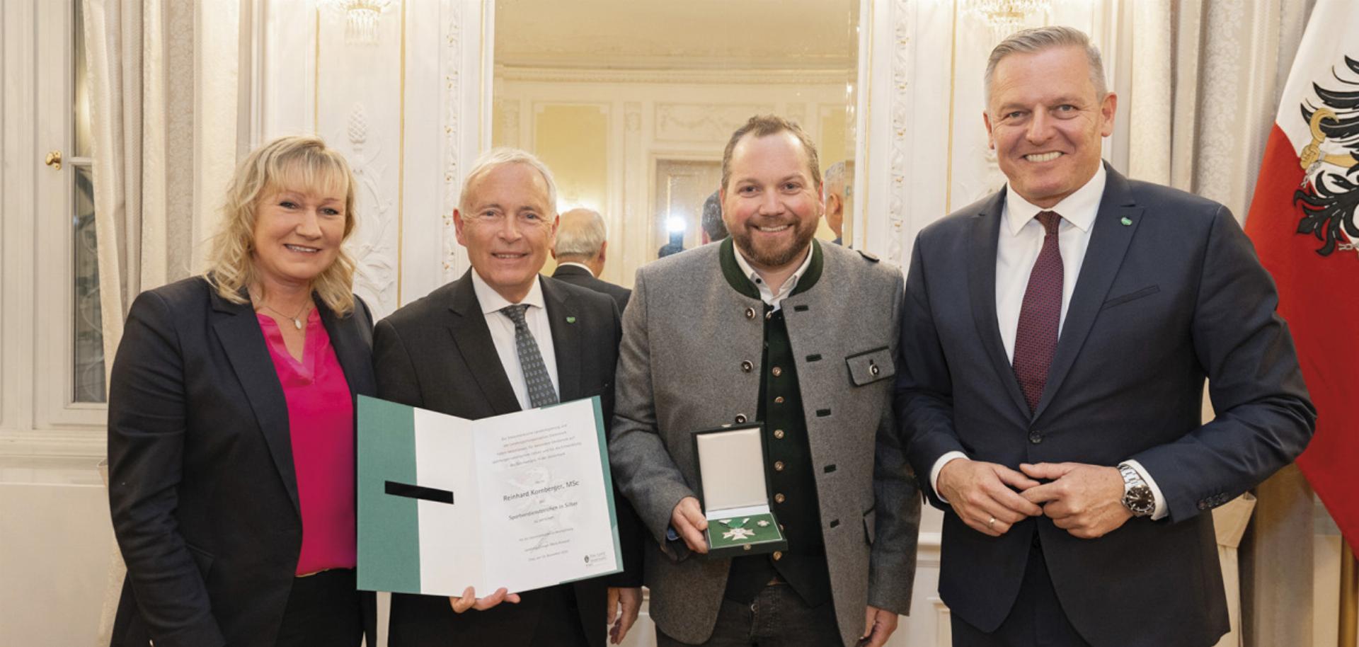 Silbernes Landessportehrenzeichen für Reinhard Kornberger aus Pichl-Mandling. Fotos: Land Steiermark/Binder