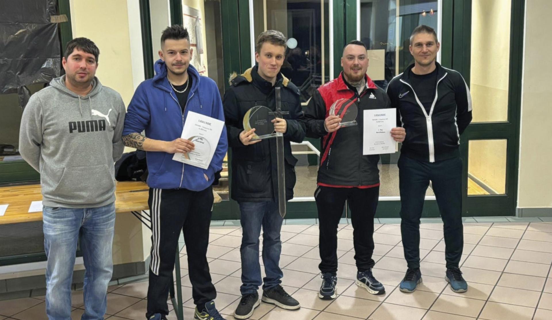 Turnierleiter Bernhard Lasser (li.) und Sektionsleiter Marc Friedl (re.) mit den drei Siegern des Hauptbewerbs. Foto: SU Wörschach - Das Bild wird blockiert. – Möglicherweise durch einen aktiven Adblocker.