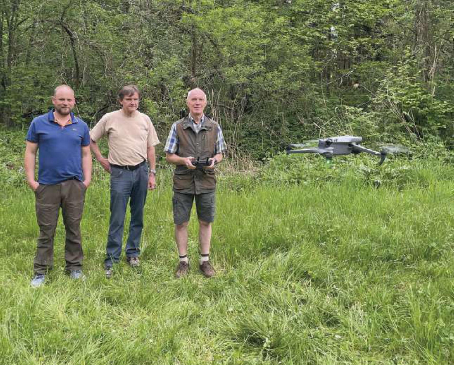 Die Drohnenpiloten des Jagdschutzvereins Liezen bedienen die angekaufte Drohne mit Wärmebildkamera. Von links: Michael Fröhlich, Helmuth Wagner und Christian Brückler.

Foto: o.K.