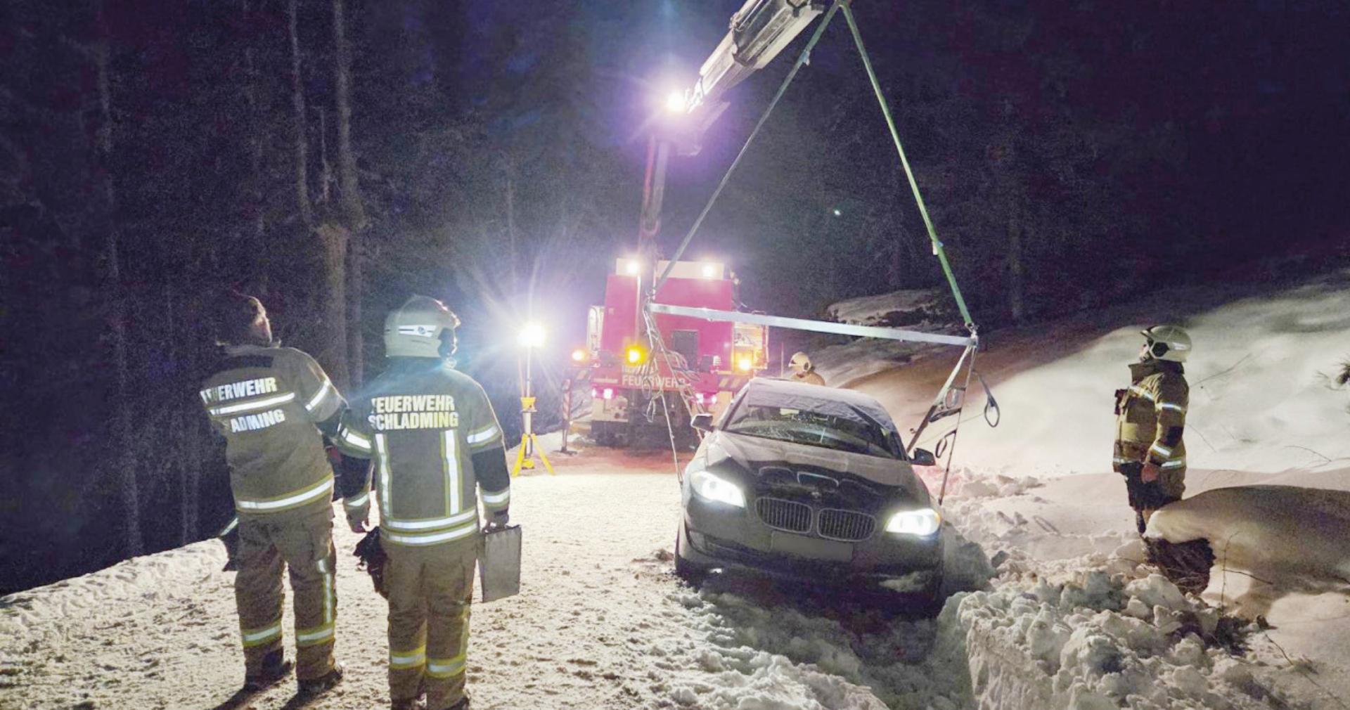 Auf der Planaistraße wurde dasselbe Fahrzeug gleich zwei Mal geborgen. Foto: FF Schladming - Das Bild wird blockiert. – Möglicherweise durch einen aktiven Adblocker.