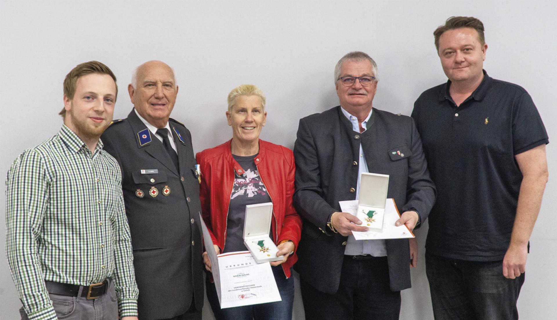 Goldenes Verdienstzeichen für Karin Gulas und Hubert Failmayer. Von links: Ortsstellenleiter Stefan Spreitzer, Vizepräsident des Landesverbandes Steiermark Otto Marl, Karin Gulas, Hubert Failmayer, NAbg. Mario Lindner. Foto: RK