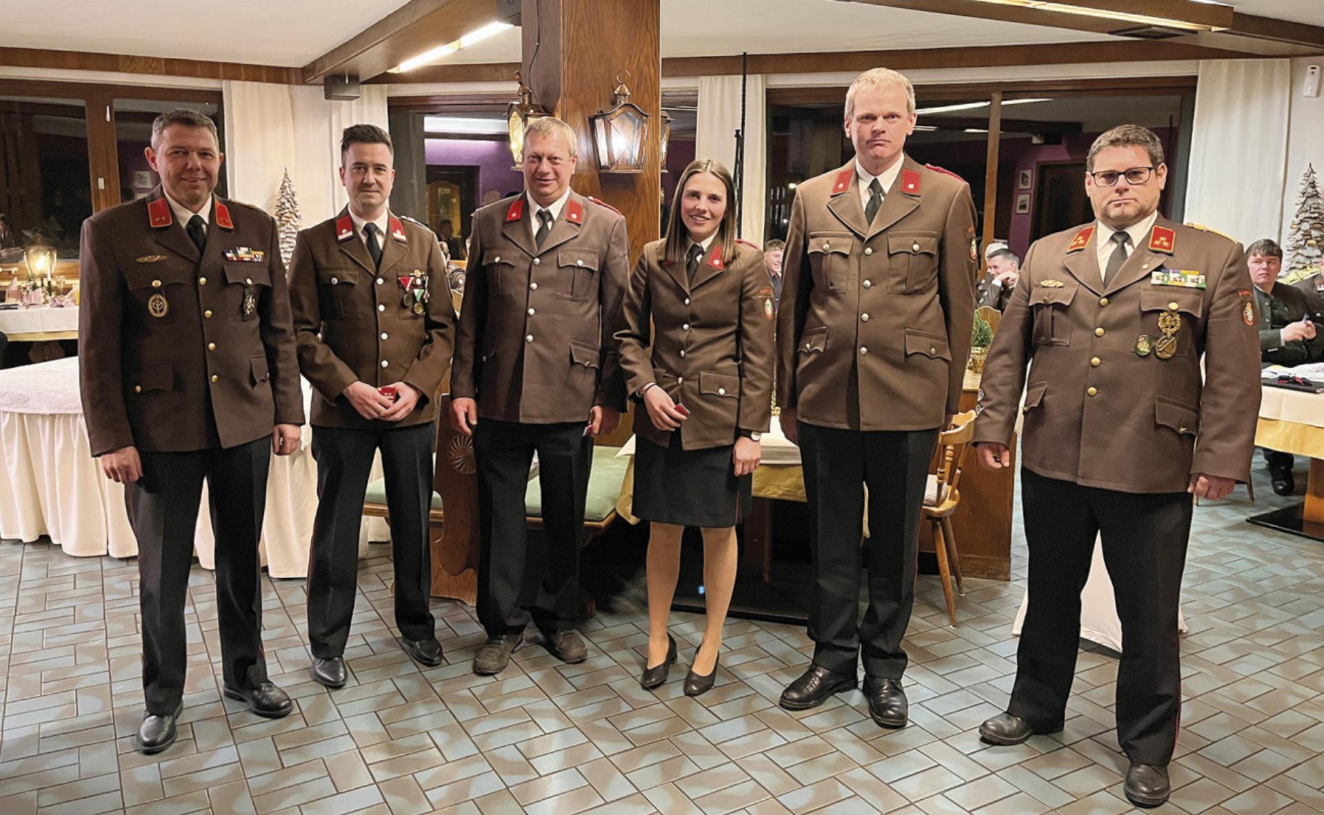 Ehrungen, Auszeichnungen und Beförderungen standen bei der Versammlung der FF Aigen im Ennstal im Mittelpunkt. Foto: FF Aigen im Ennstal - Das Bild wird blockiert. – Möglicherweise durch einen aktiven Adblocker.